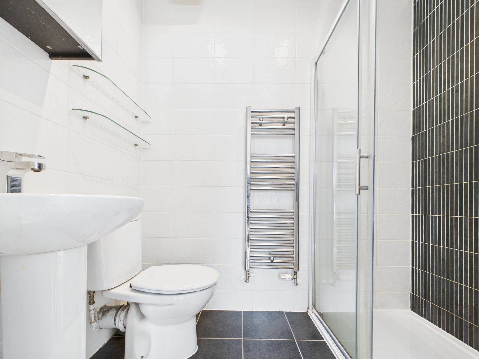 En-suite bathroom Oatlands square