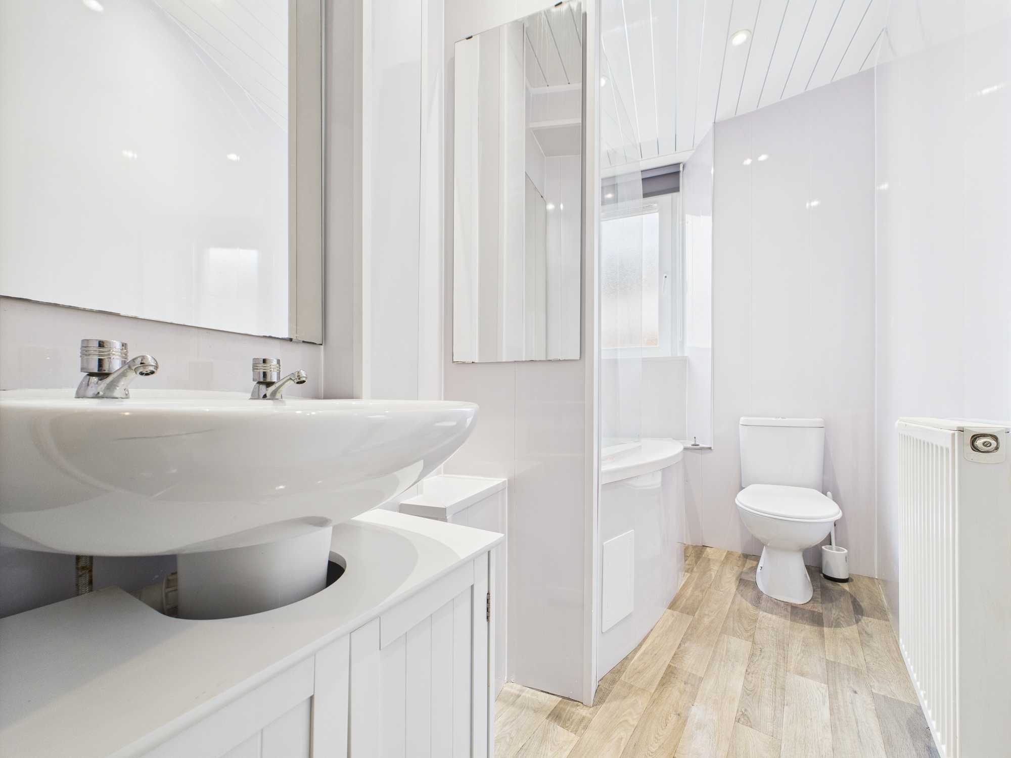 bathroom Renfield Street - Two Bedroom Tenement Flat To Let In Renfrew