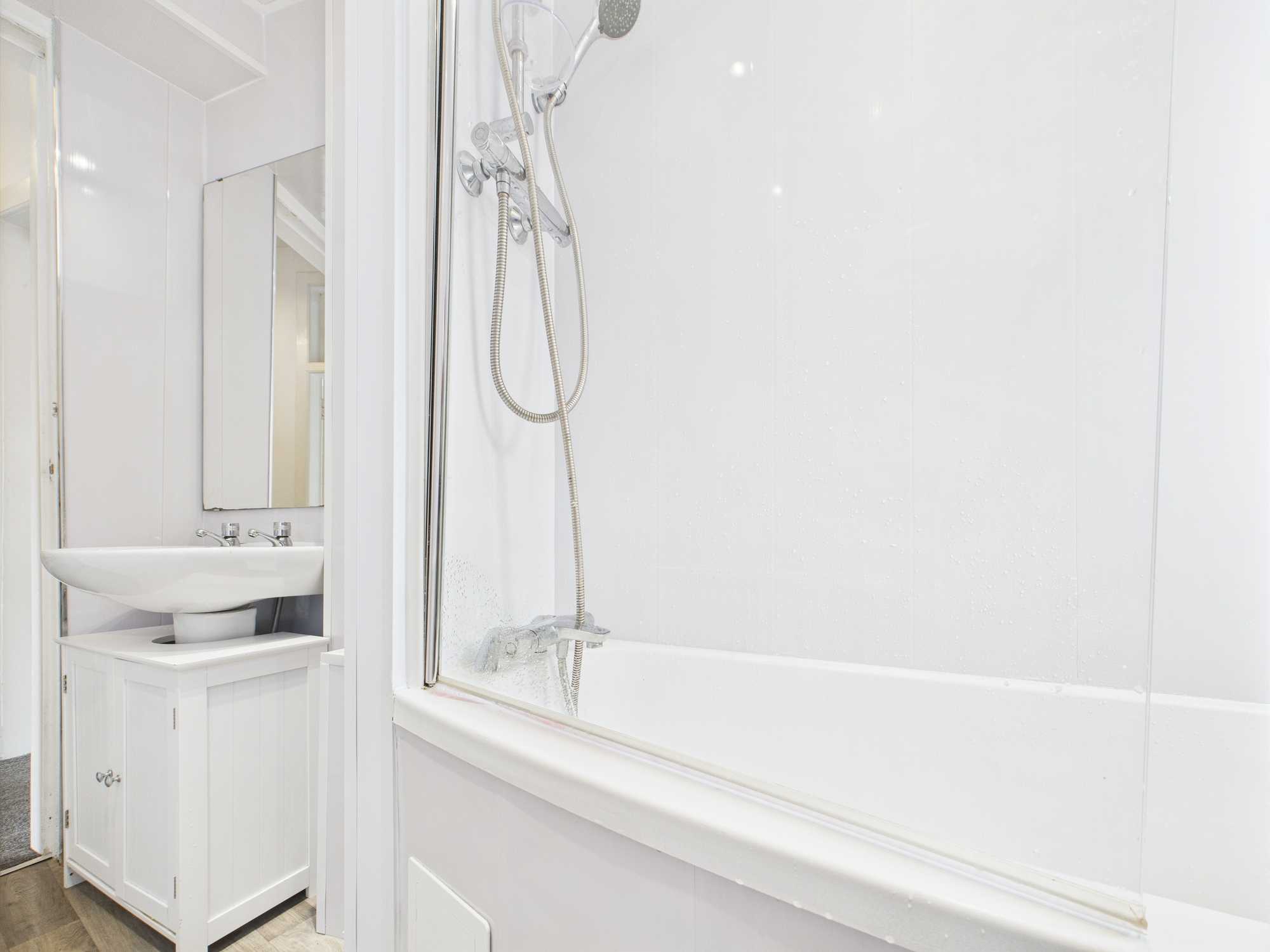 bathroom-2 Renfield Street - Two Bedroom Tenement Flat To Let In Renfrew