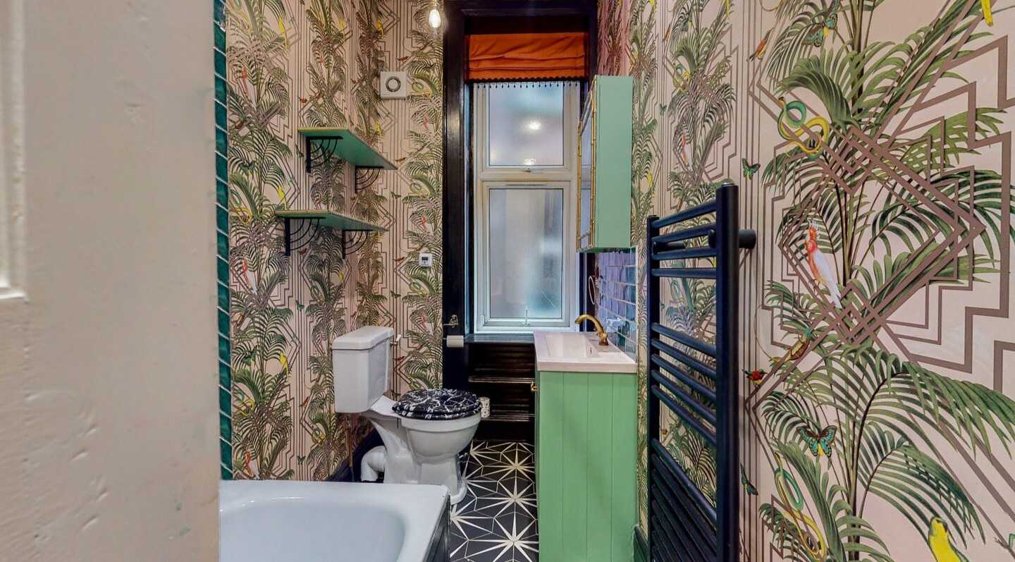 bathroom Lochside Street - Two Bedroom Flat To Let In Shawlands