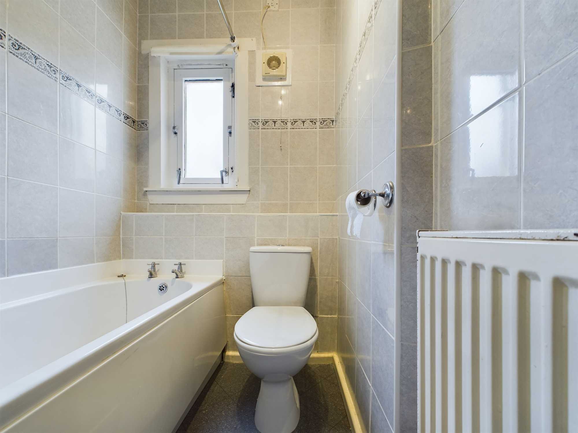 bathroom-dukes-road Two Bedroom End-Terraced House To Let In Cambuslang