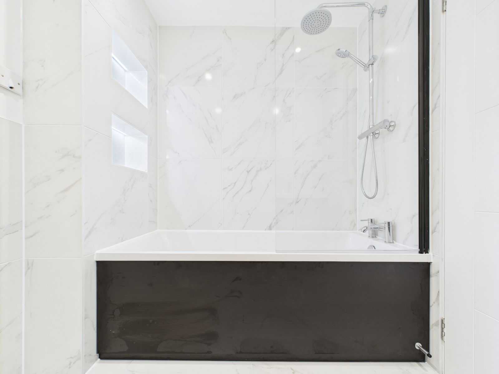 norwood park main bathroom Norwood Park - Three Bedroom Flat To Let In Bearsden