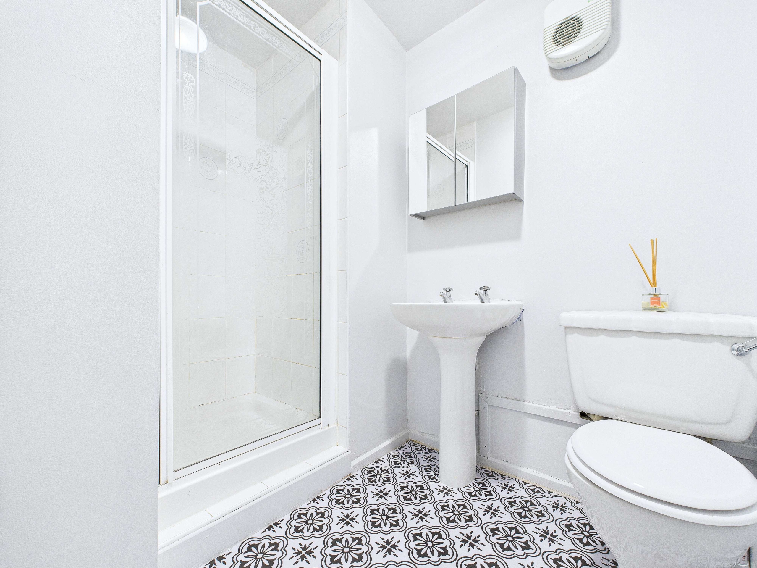 1012 dumbarton road, bathroom Dumbarton Road - One Bedroom Flat To Let In Whiteinch