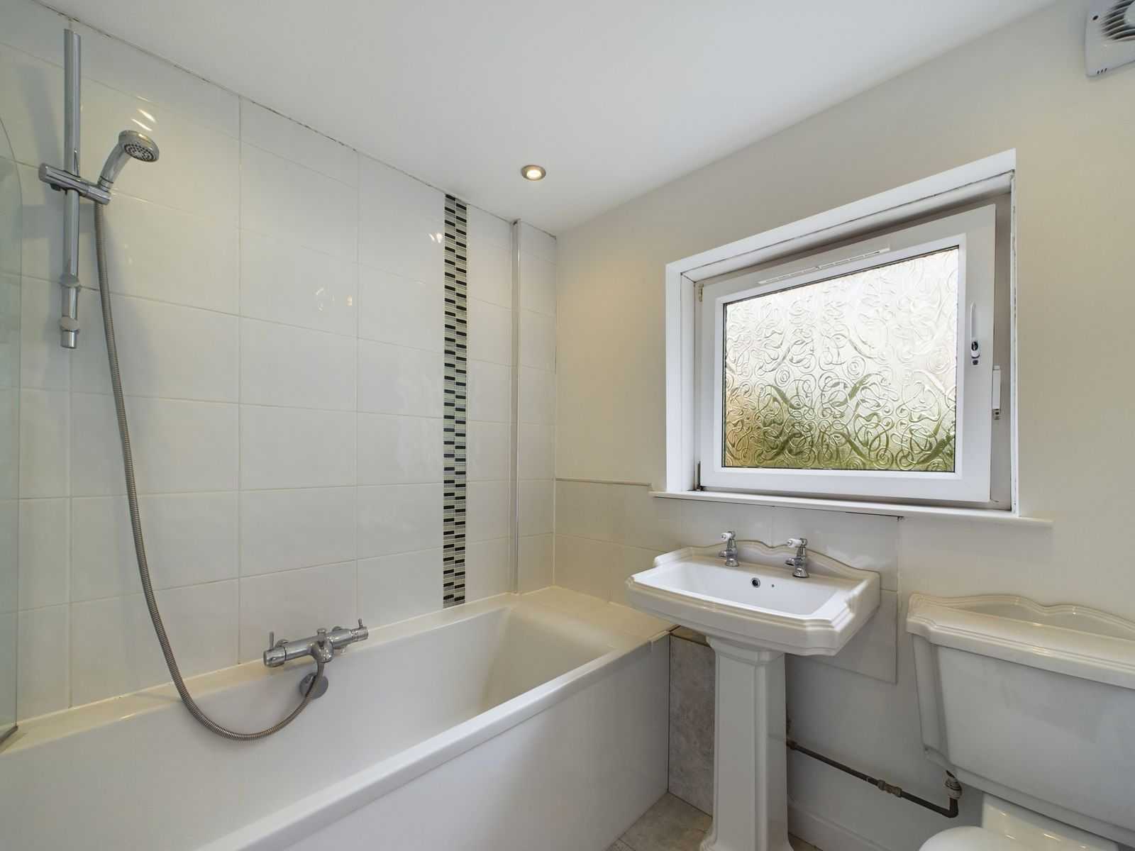 Cardross Road - Two Bedroom House To Let In Dumbarton