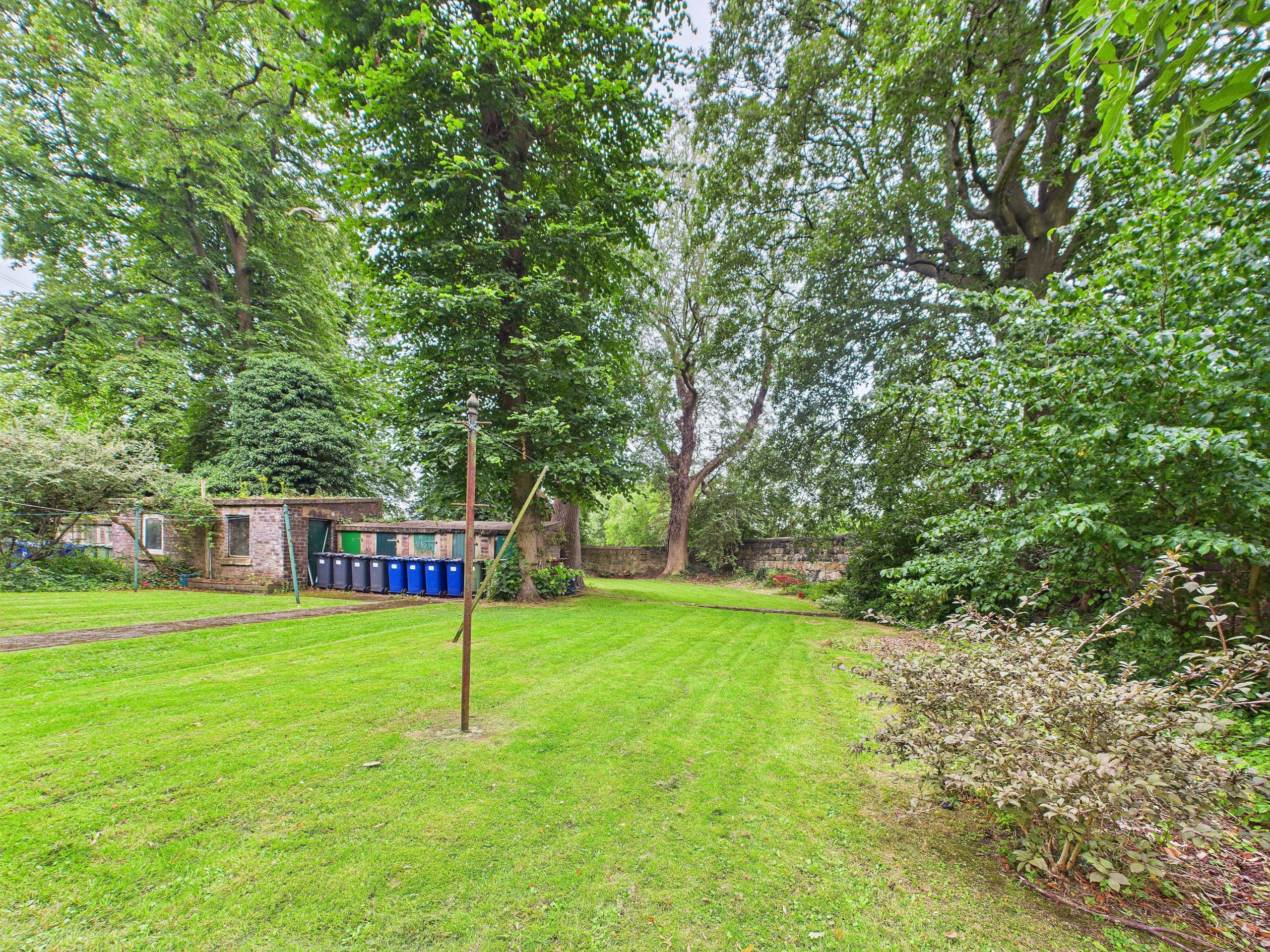 21 Greenlaw Avenue back garden Greenlaw Avenue - One Bedroom Flat To Let In Paisley