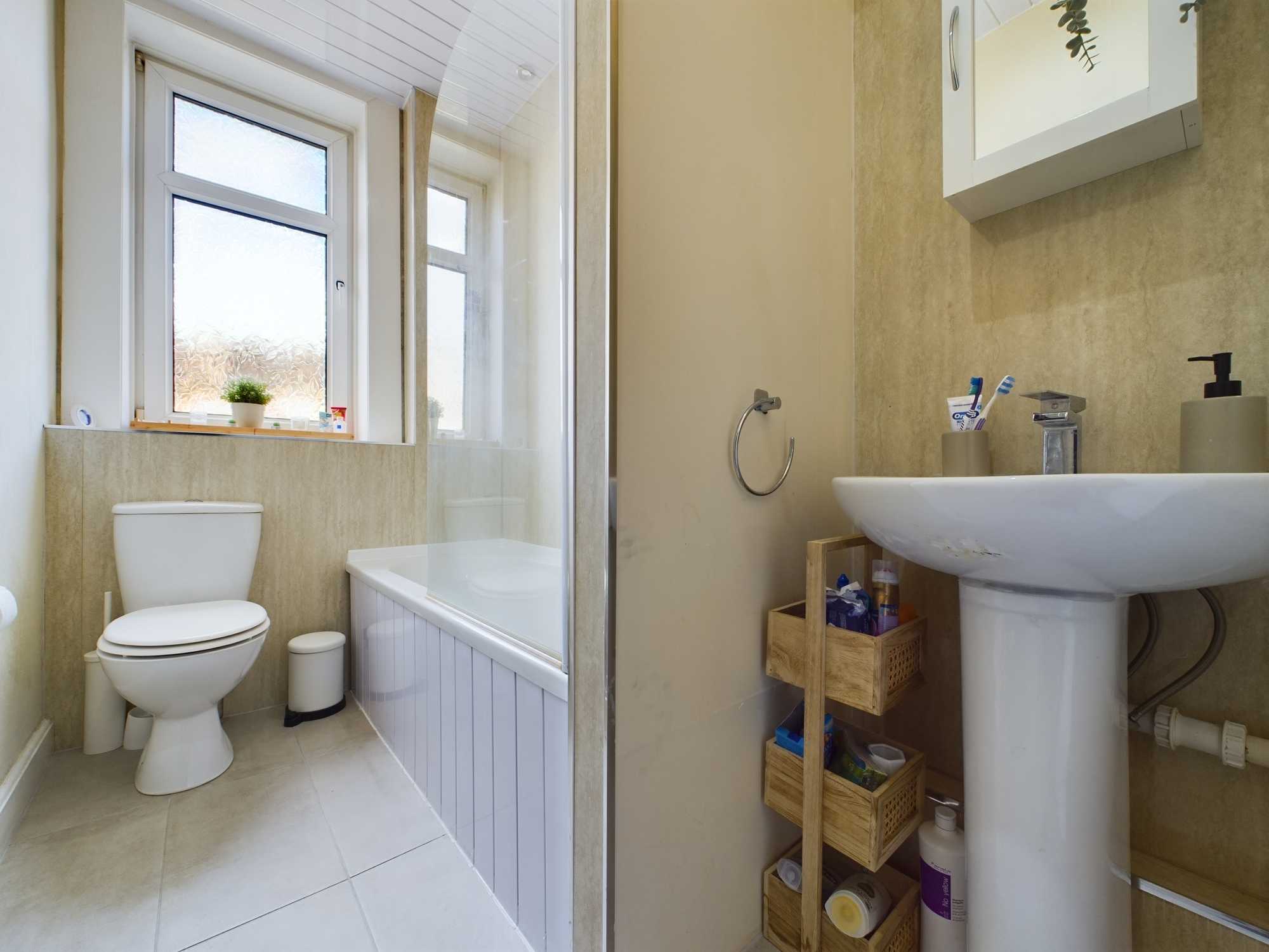 3:2 4 James Gray Street bathroom 2 James Gray Street - Two Bedroom Tenement Flat For Sale In Shawlands