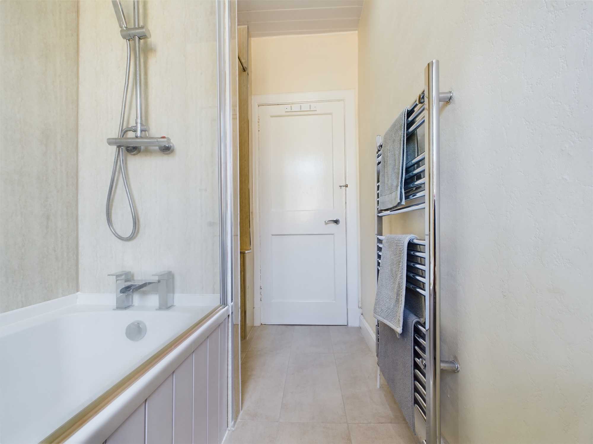 3:2 4 James Gray Street bathroom 3 James Gray Street - Two Bedroom Tenement Flat For Sale In Shawlands