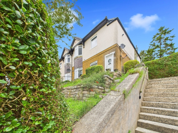 Dundee Drive - Three Bedroom Upper Cottage Flat To Let In Mosspark