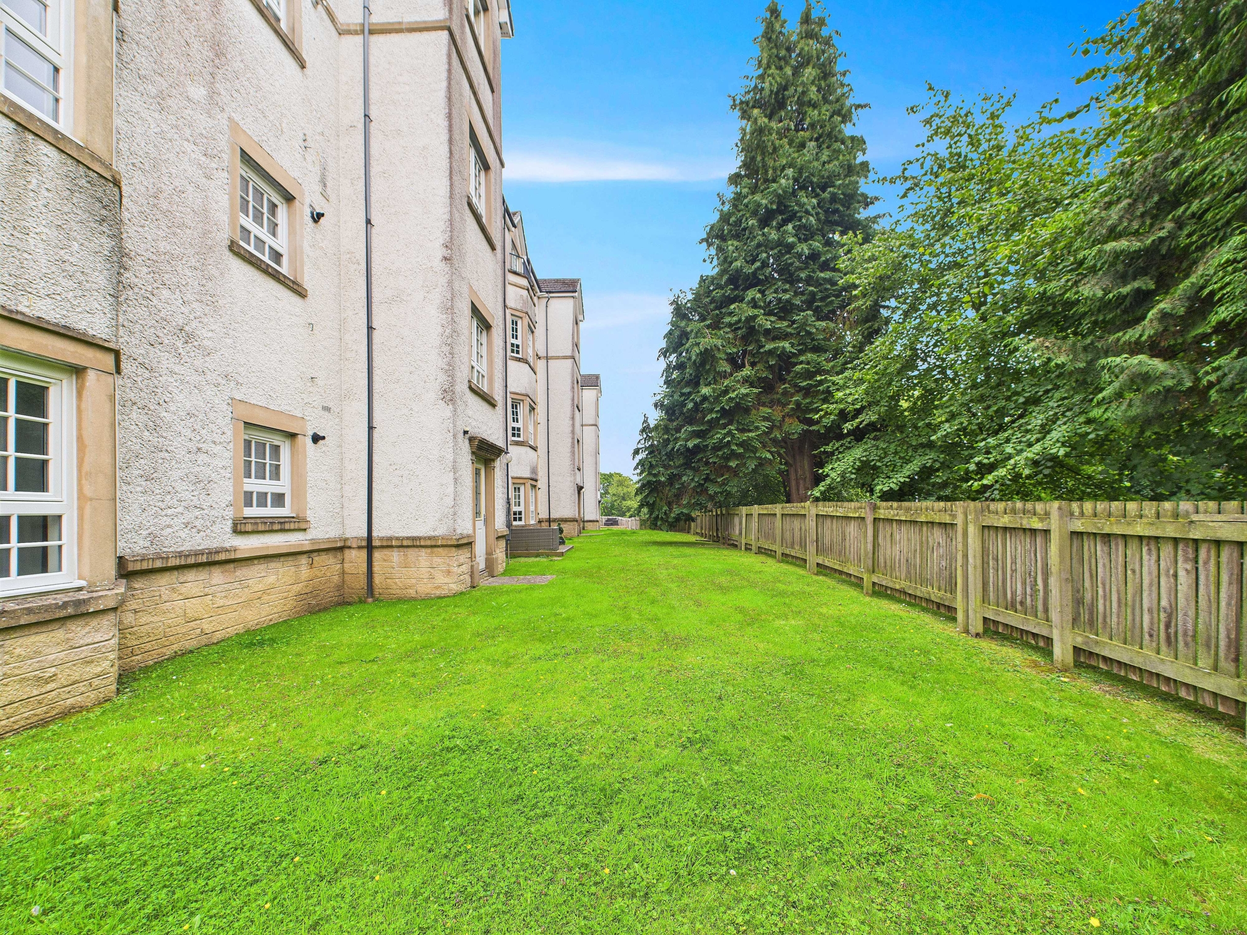 Parklands Oval - Two Bedroom Flat To Let In Crookston