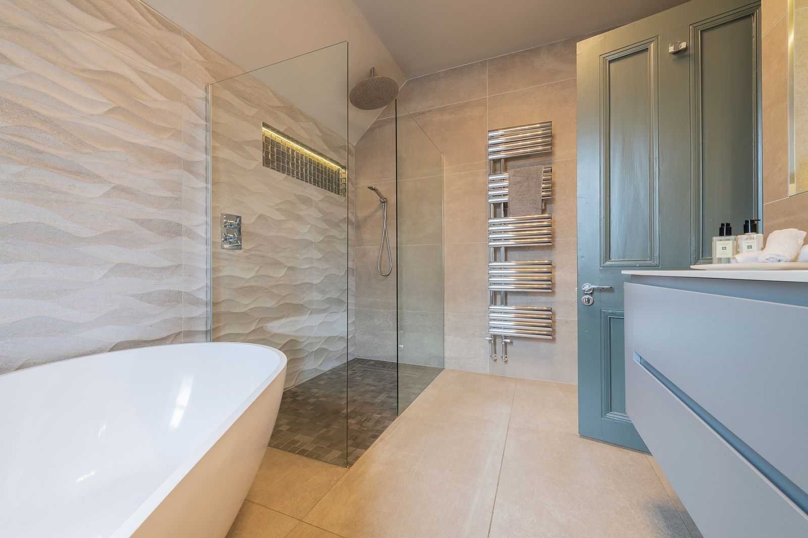 baldernock manse main bathroom 2 Baldernock Manse - Three Bedroom Detached Villa To Let Bardowie