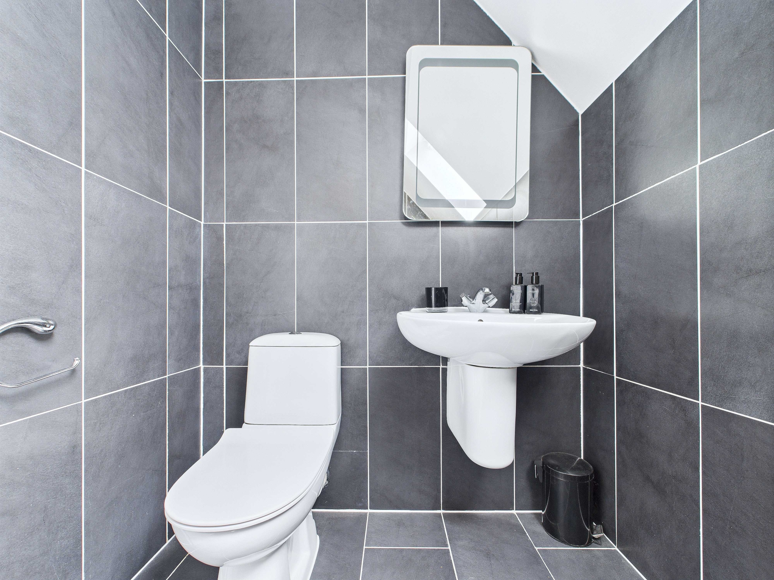 bathroom 2 Craigmarloch View - Five Bedroom Detached House To Let In Blanefield