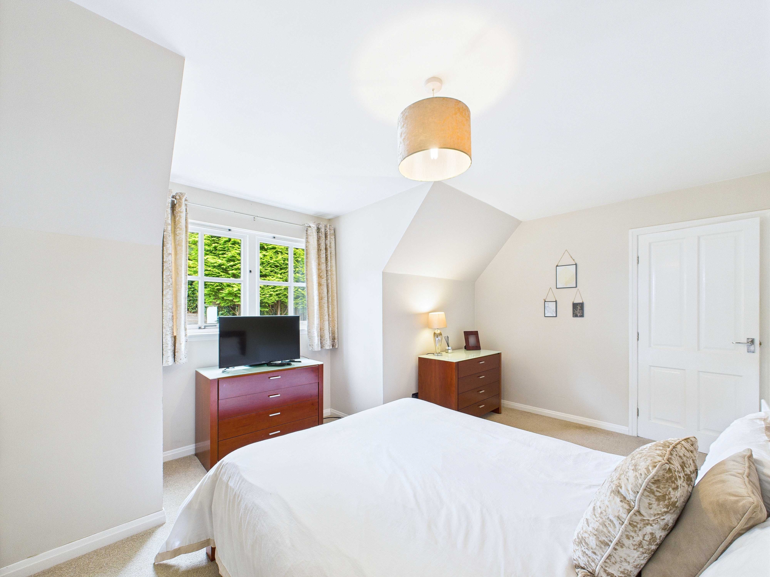 bedroom 1 image 2 Craigmarloch View - Five Bedroom Detached House To Let In Blanefield