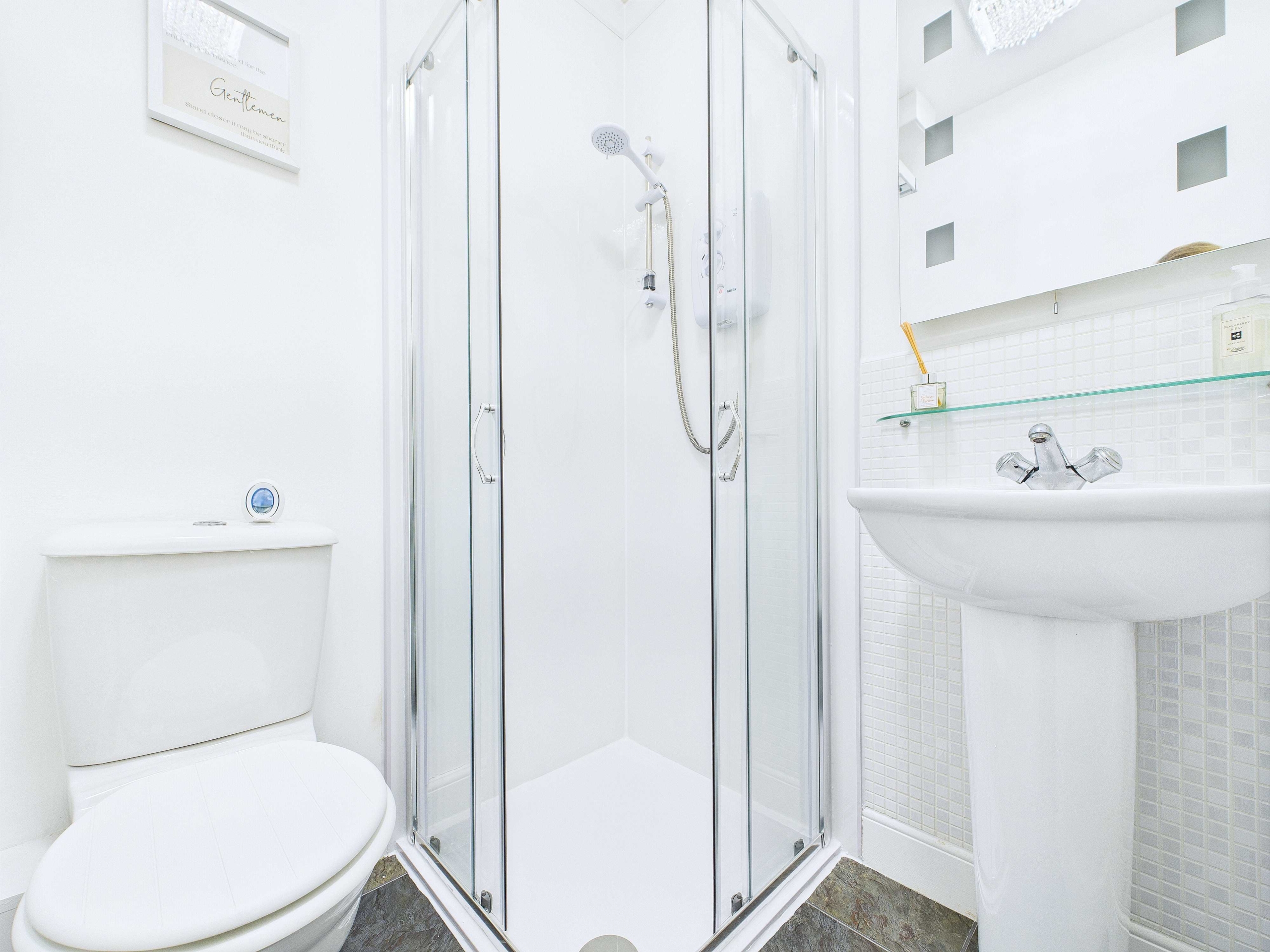 Parklands Oval - Two Bedroom Flat To Let In Crookston