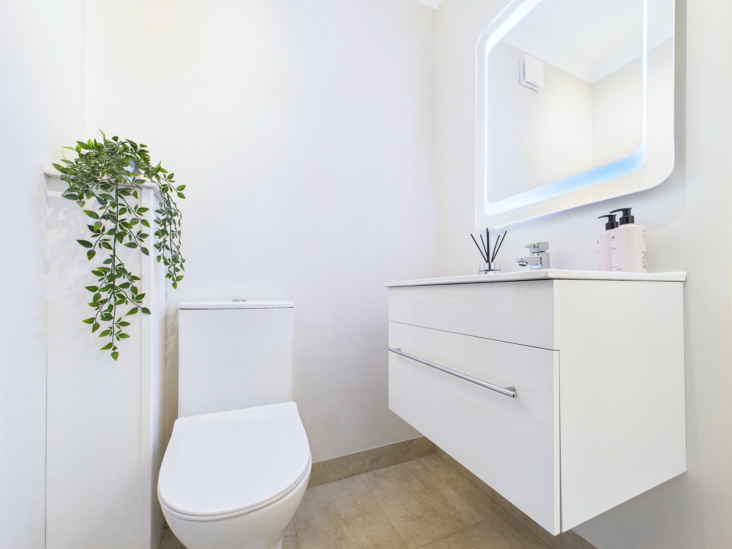 half bathroom Craigmarloch View - Five Bedroom Detached House To Let In Blanefield