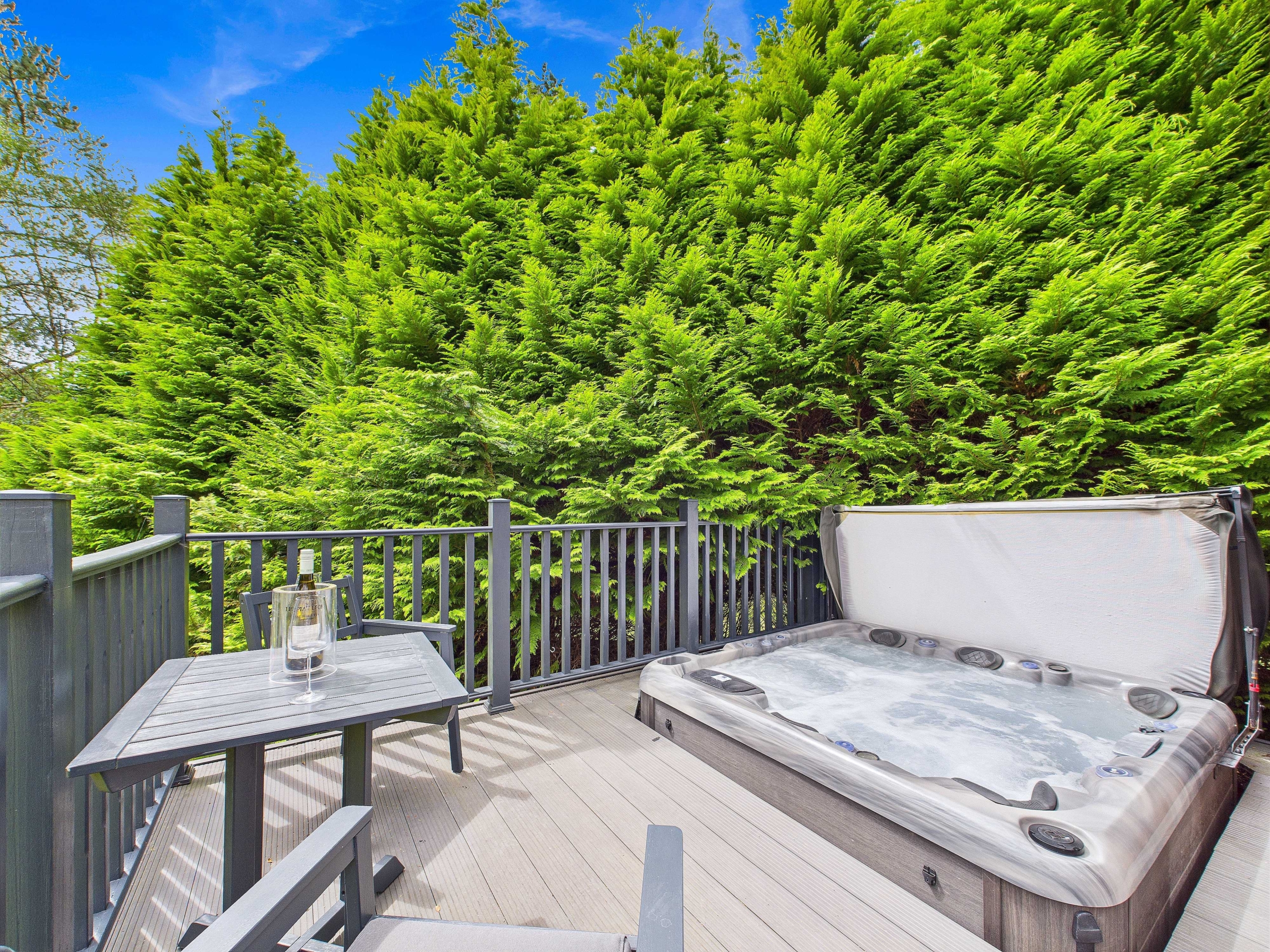 hot tub 2 Craigmarloch View - Five Bedroom Detached House To Let In Blanefield