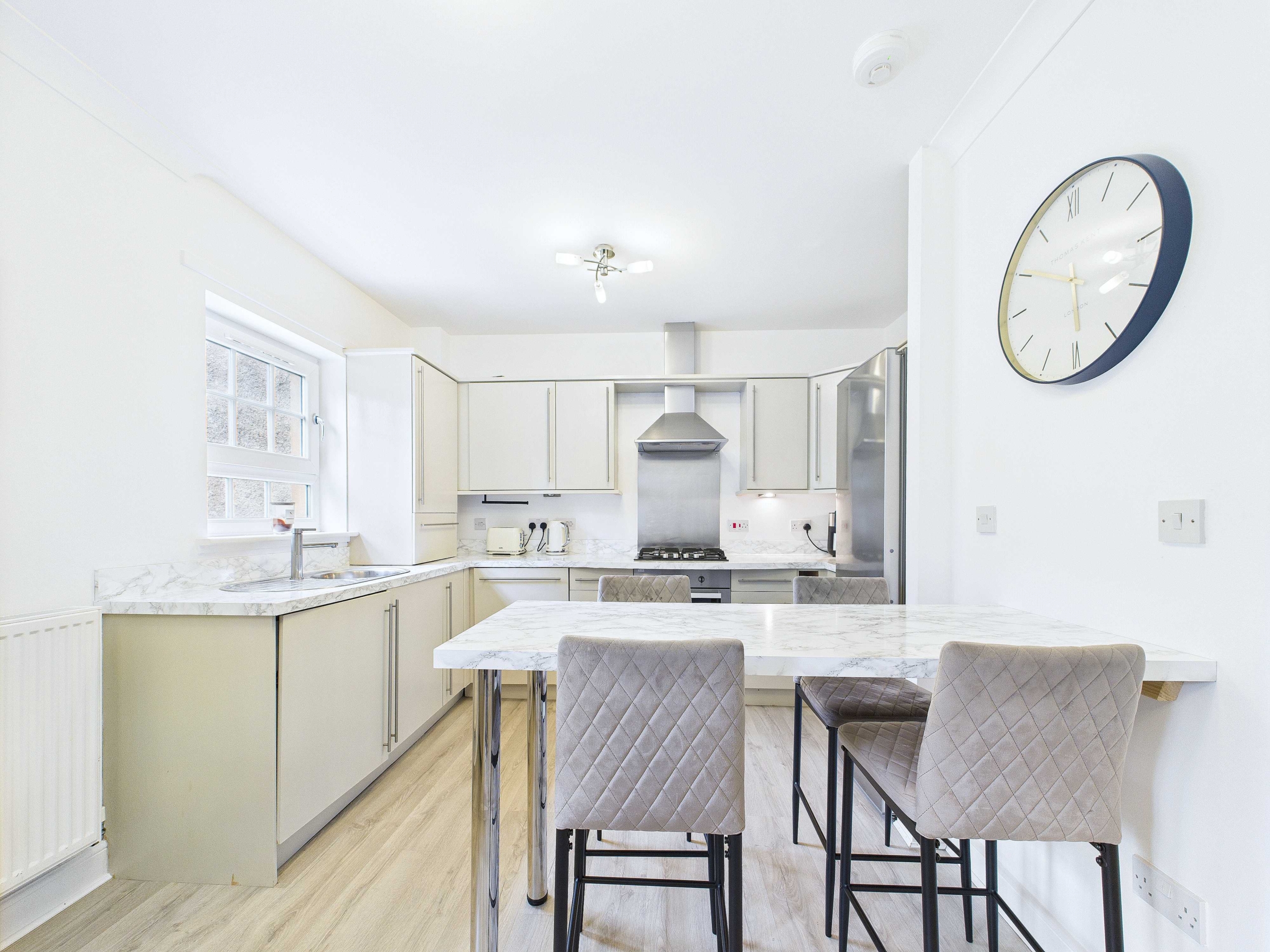 Parklands Oval - Two Bedroom Flat To Let In Crookston