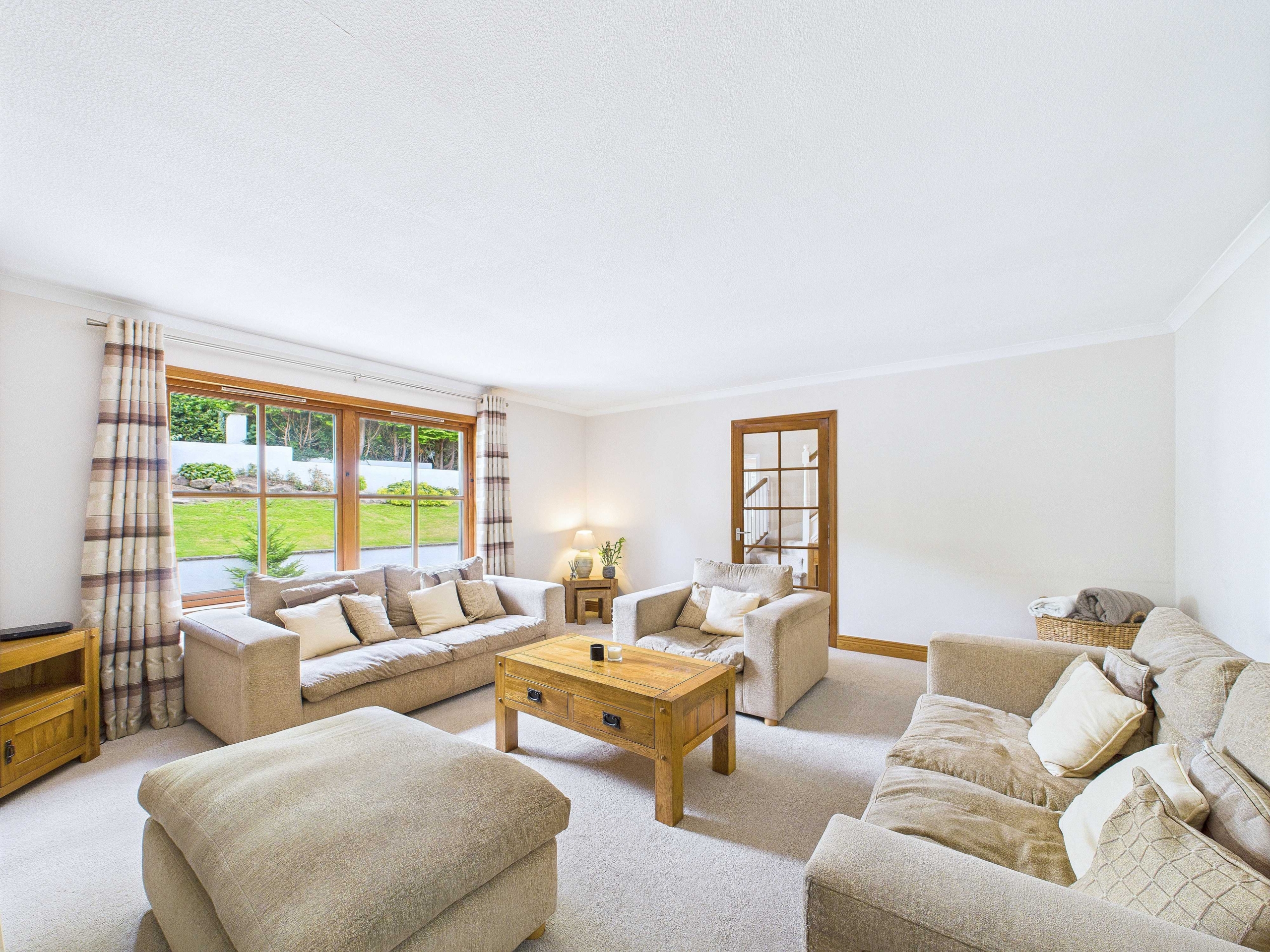 living room 3 Craigmarloch View - Five Bedroom Detached House To Let In Blanefield