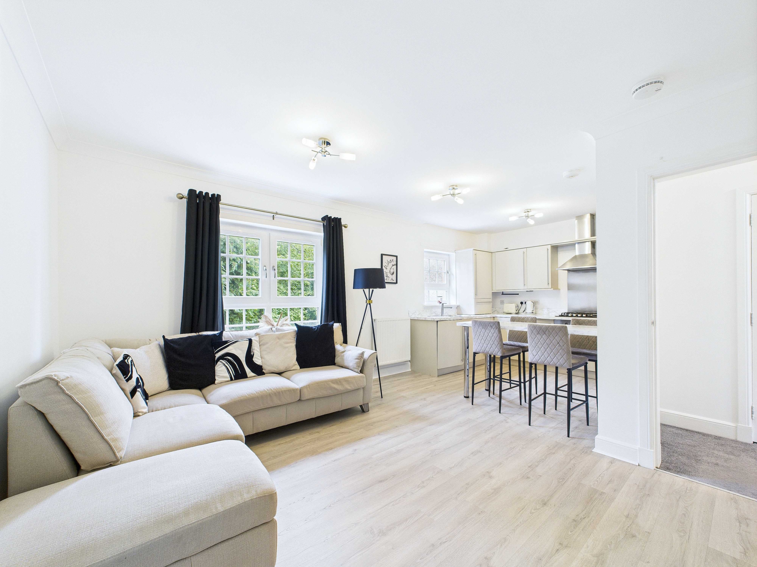 Parklands Oval - Two Bedroom Flat To Let In Crookston