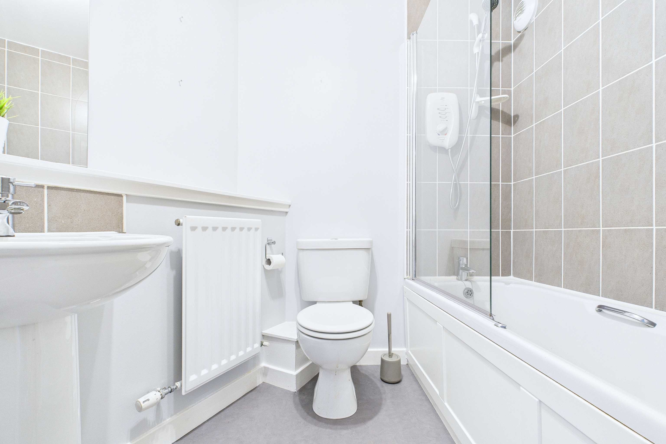 1:1 91 Elder Street bathroom Two Bedroom Flat To Let In Govan Glasgow
