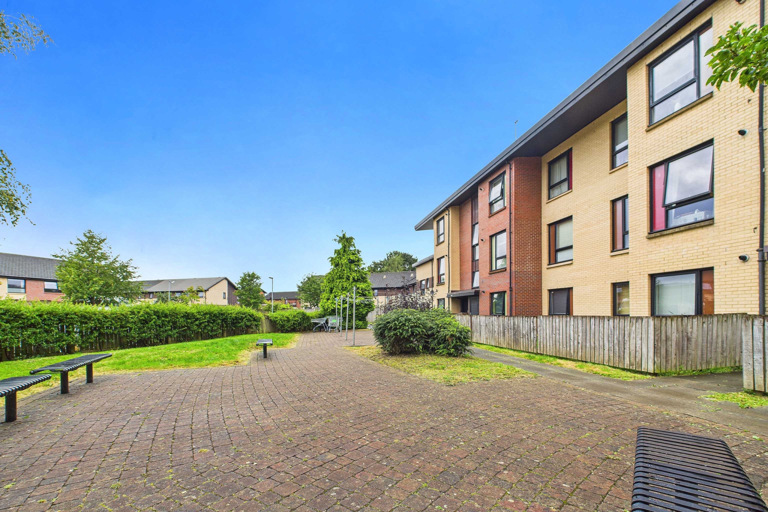 1:1 91 Elder Street courtyard Two Bedroom Flat To Let In Govan Glasgow