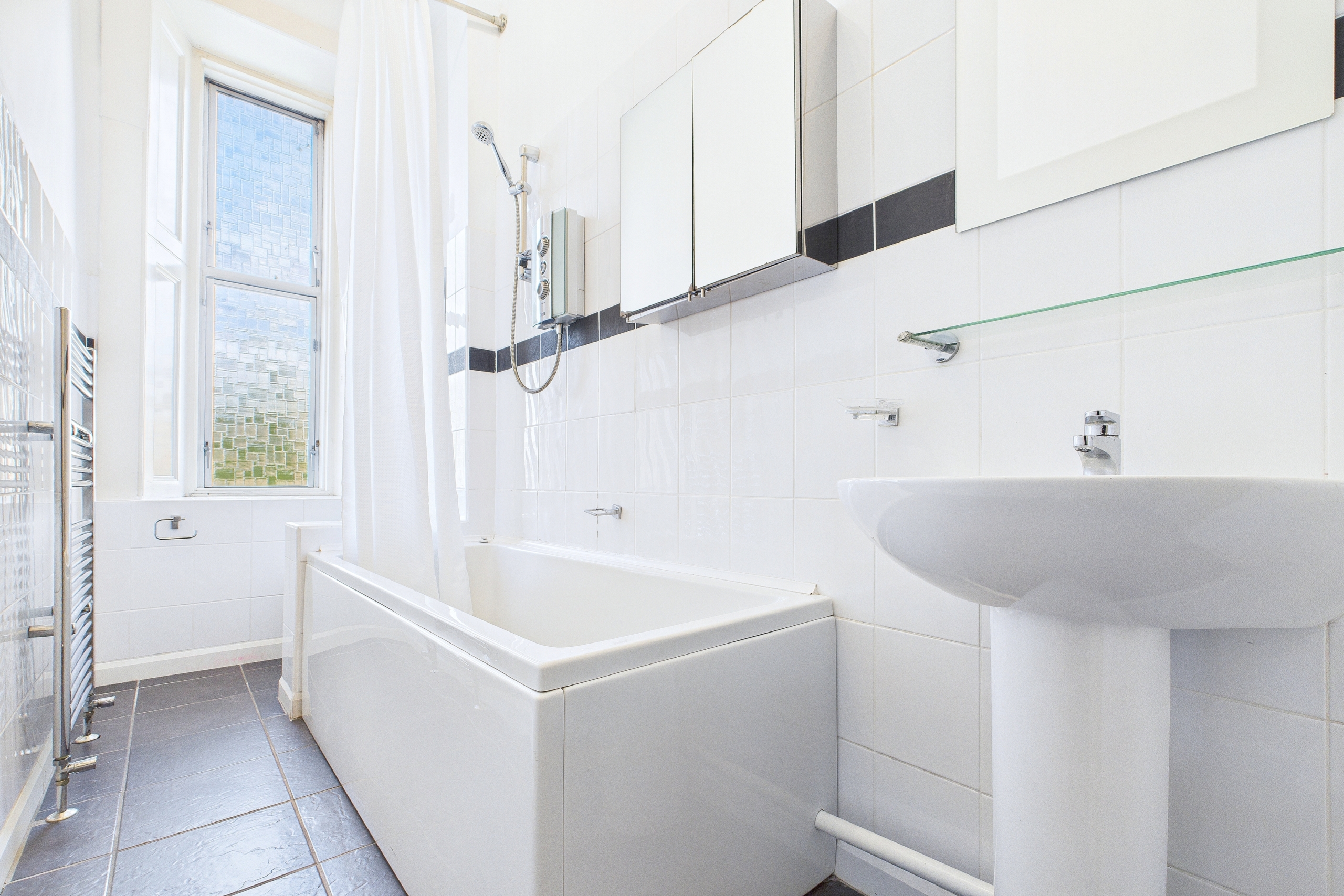 Queen Mary – Bathroom Two Bedroom Flat to Let Southside