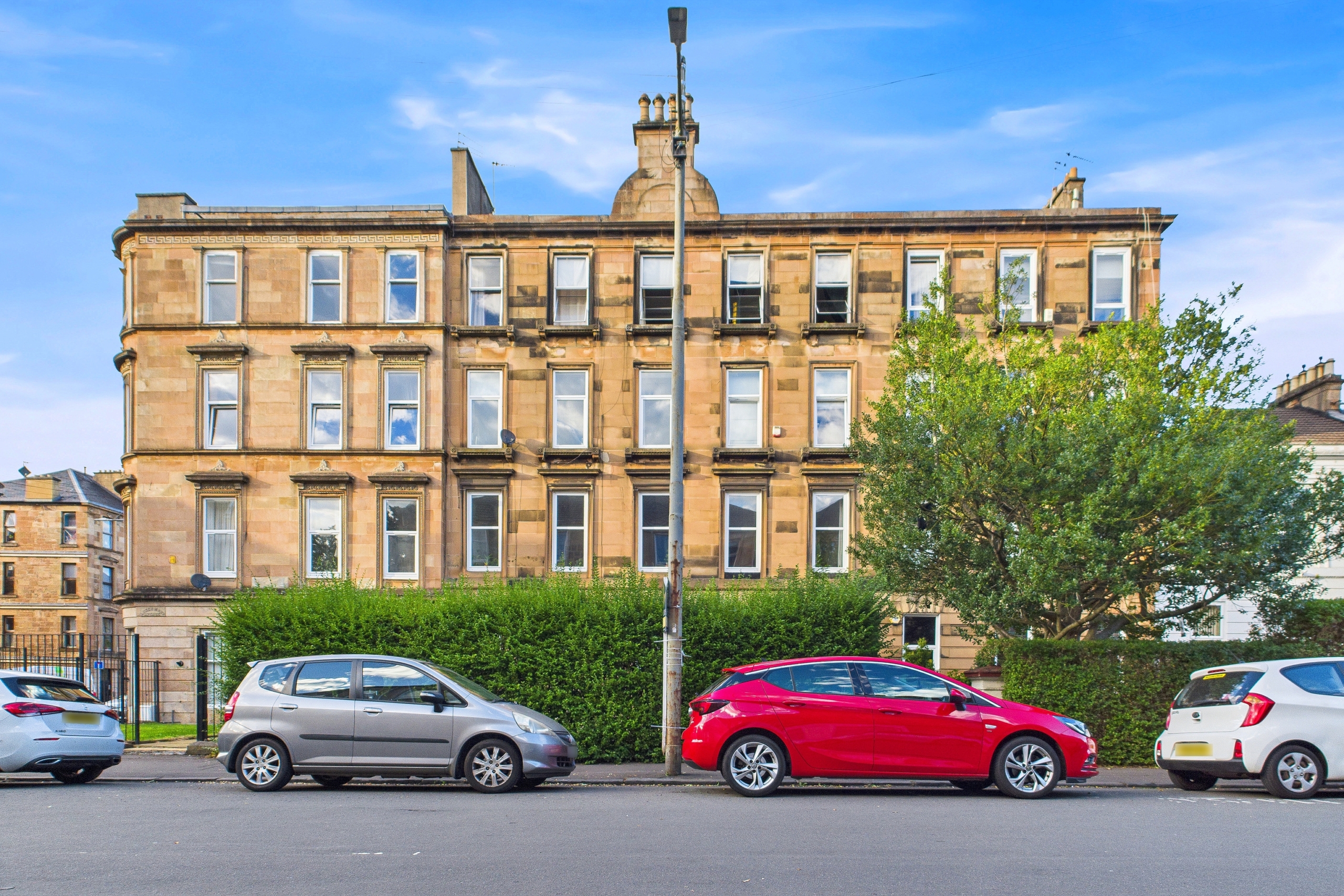 Queen Mary – Exterior Two Bedroom Flat to Let Southside