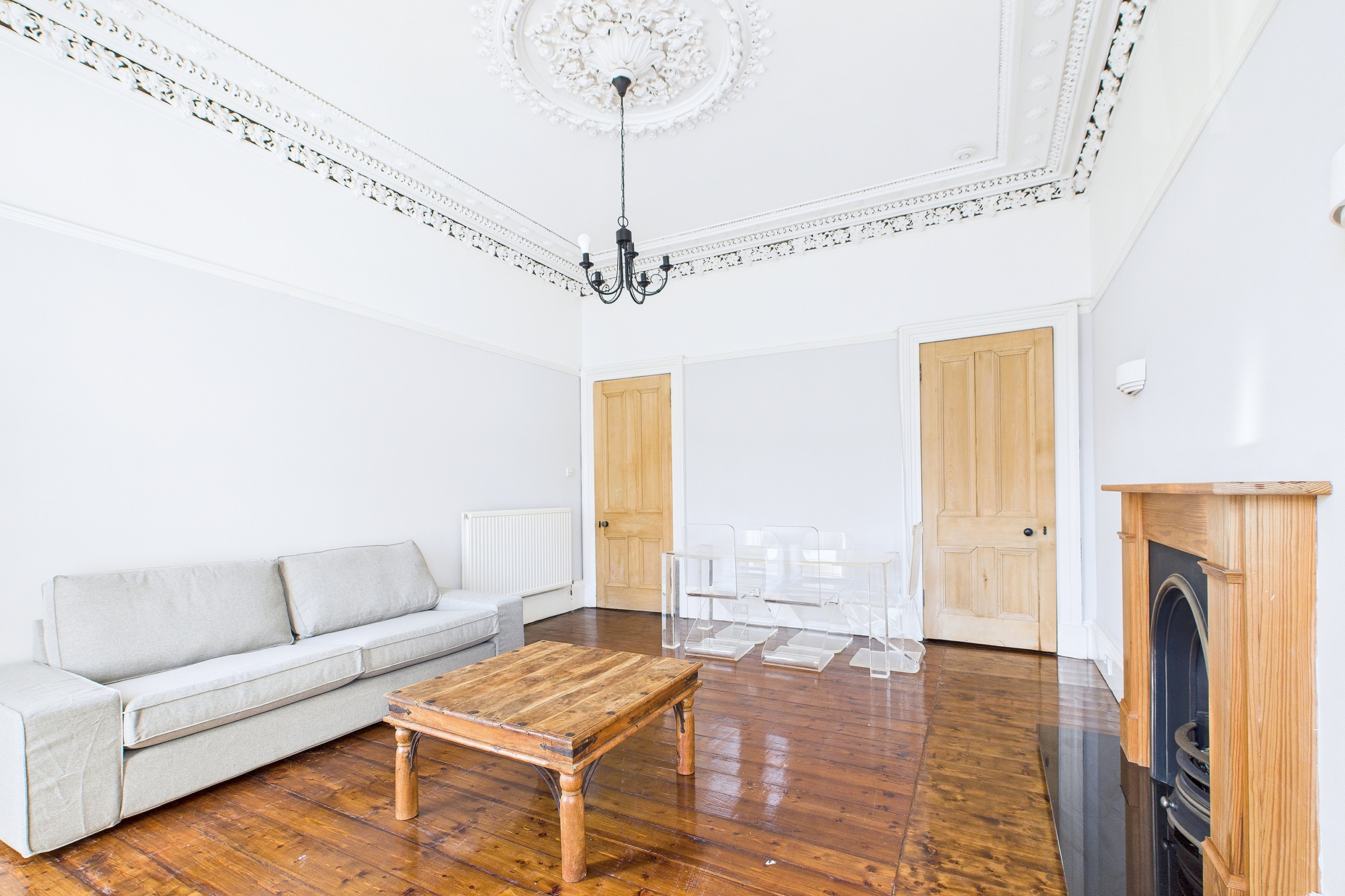 Queen Mary – Living-Dining Two Bedroom Flat to Let Southside