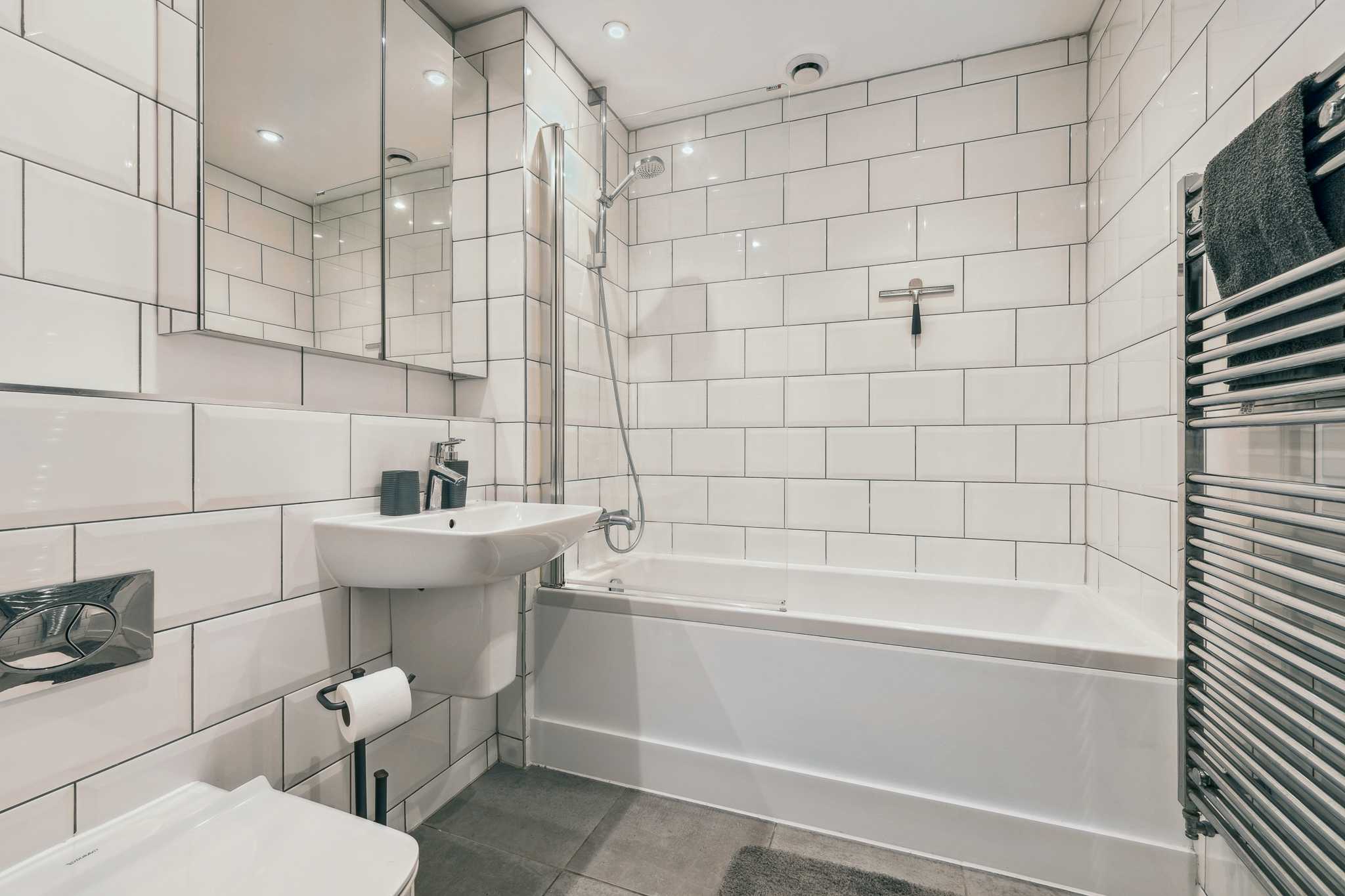bathroom Minerva Street - One Bedroom Flat To Let In Finnieston Glasgow