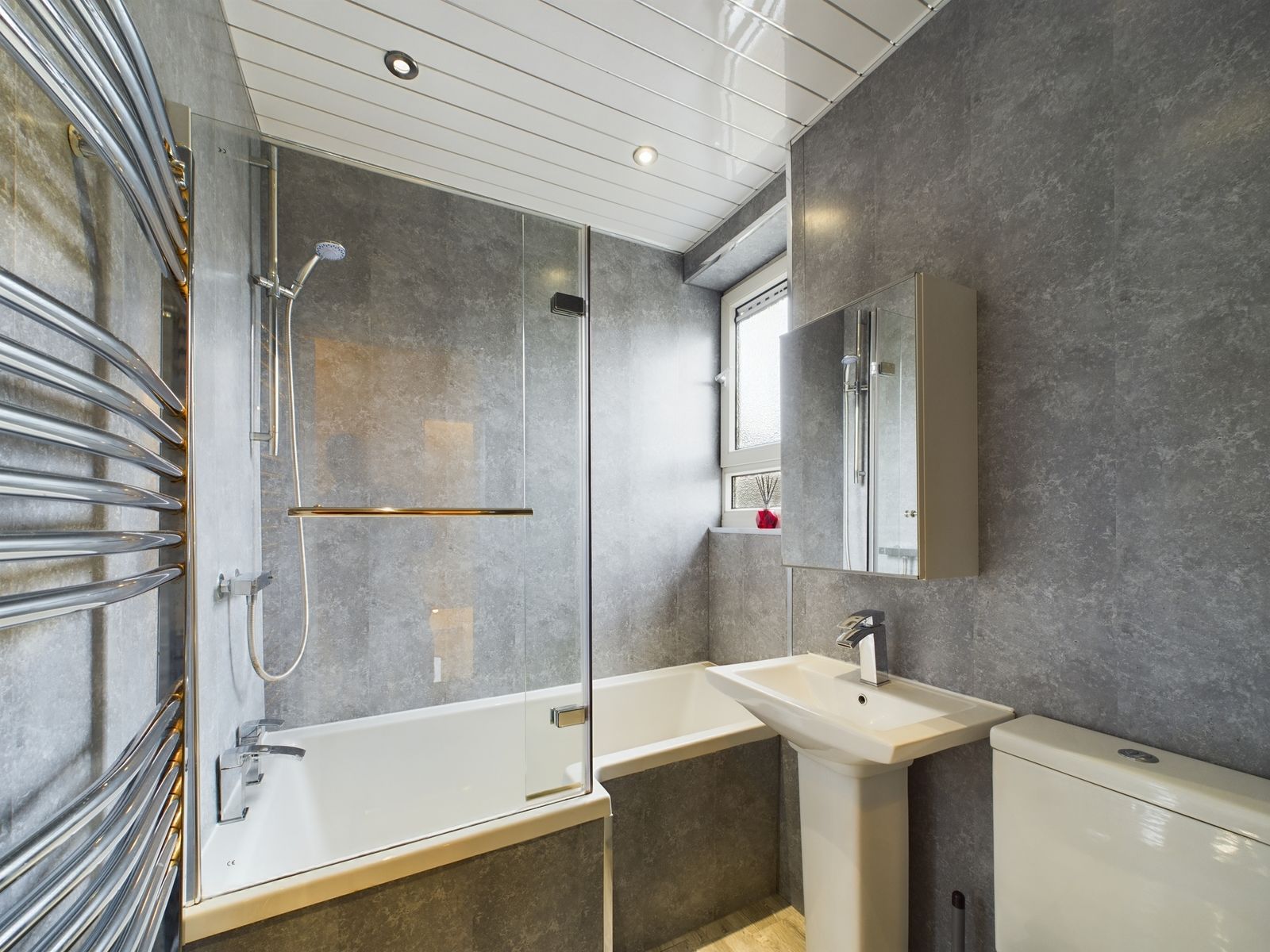 Three Bedroom Upper Cottage Flat To Let In Hillington