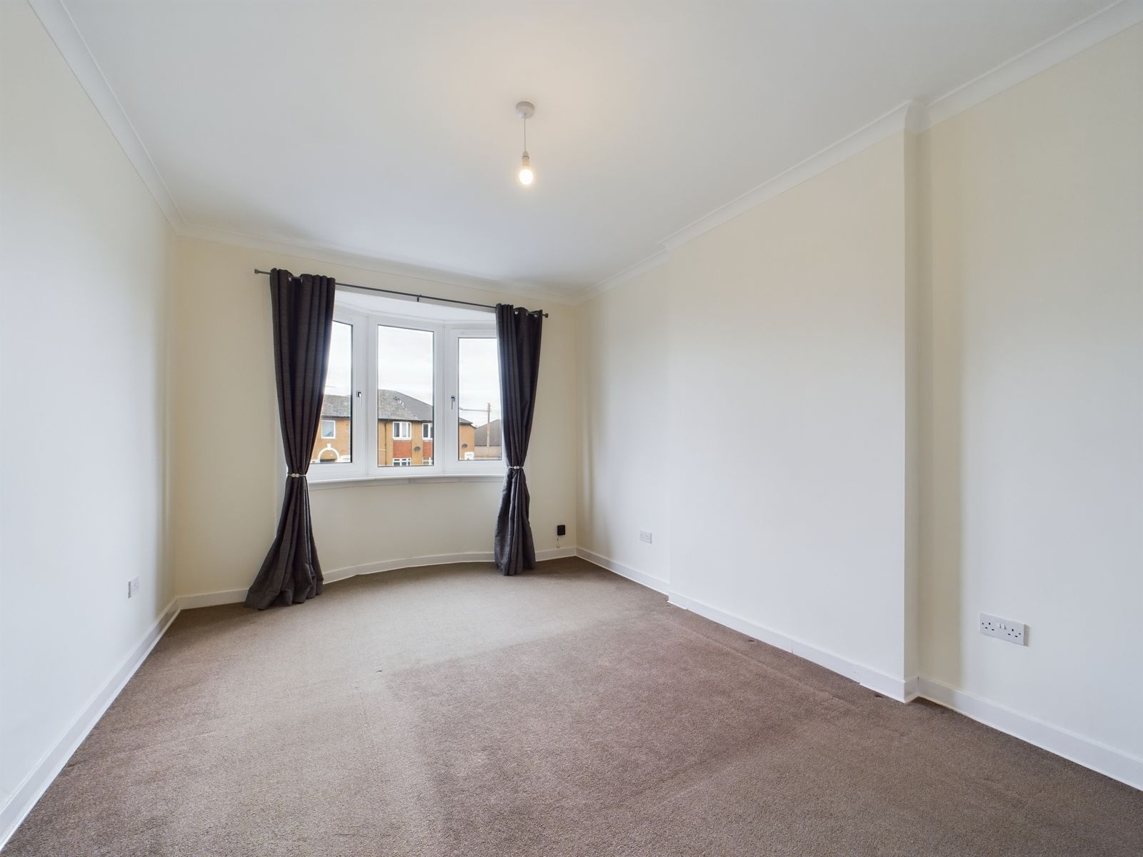 Three Bedroom Upper Cottage Flat To Let In Hillington