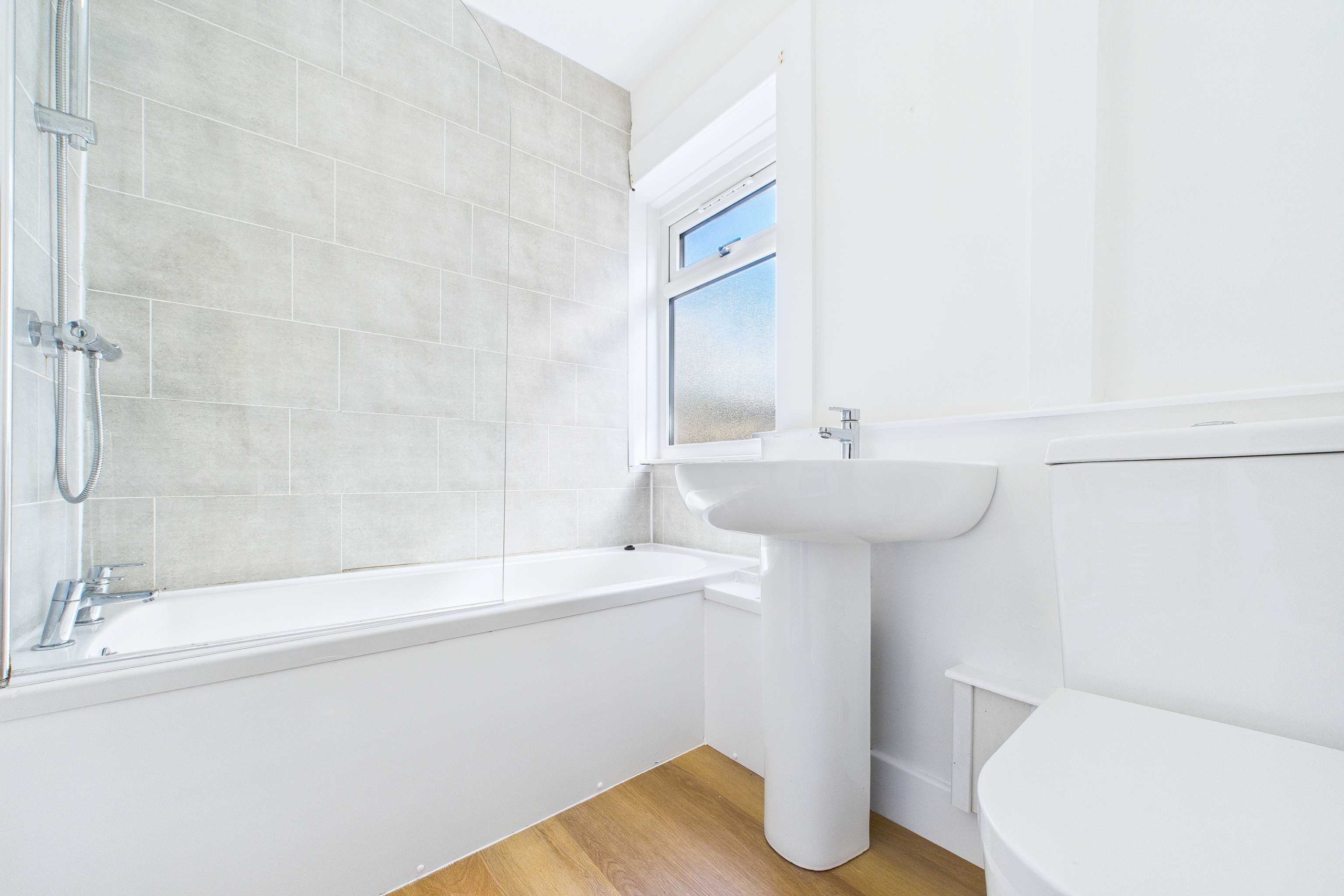 Three Bedroom Lower Cottage Flat To Let In Kingspark