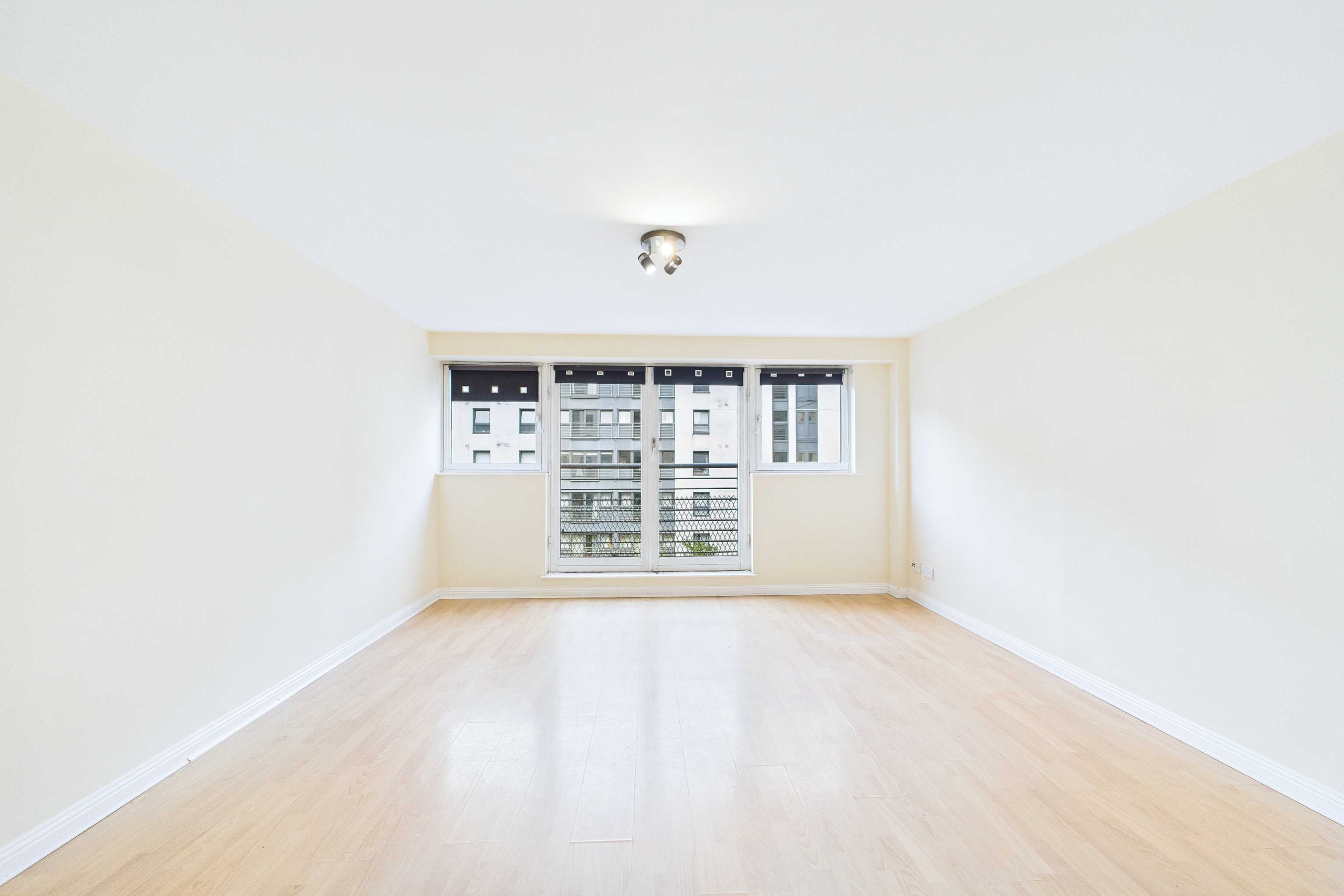 2:20, 220 Wallace Street living room 2 Two Bedroom Flat To Let In Tradeston