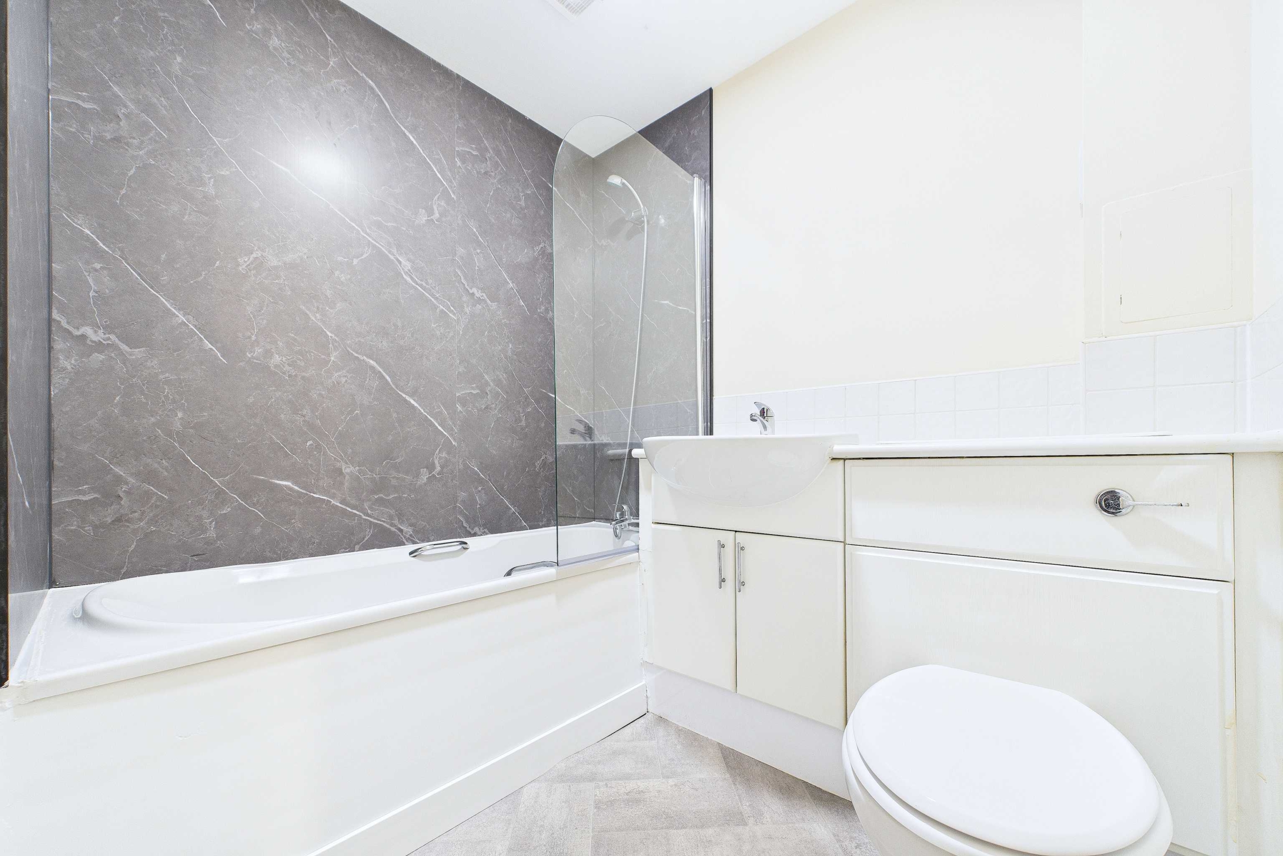 2:20, 220 Wallace Street main bathroom Two Bedroom Flat To Let In Tradeston