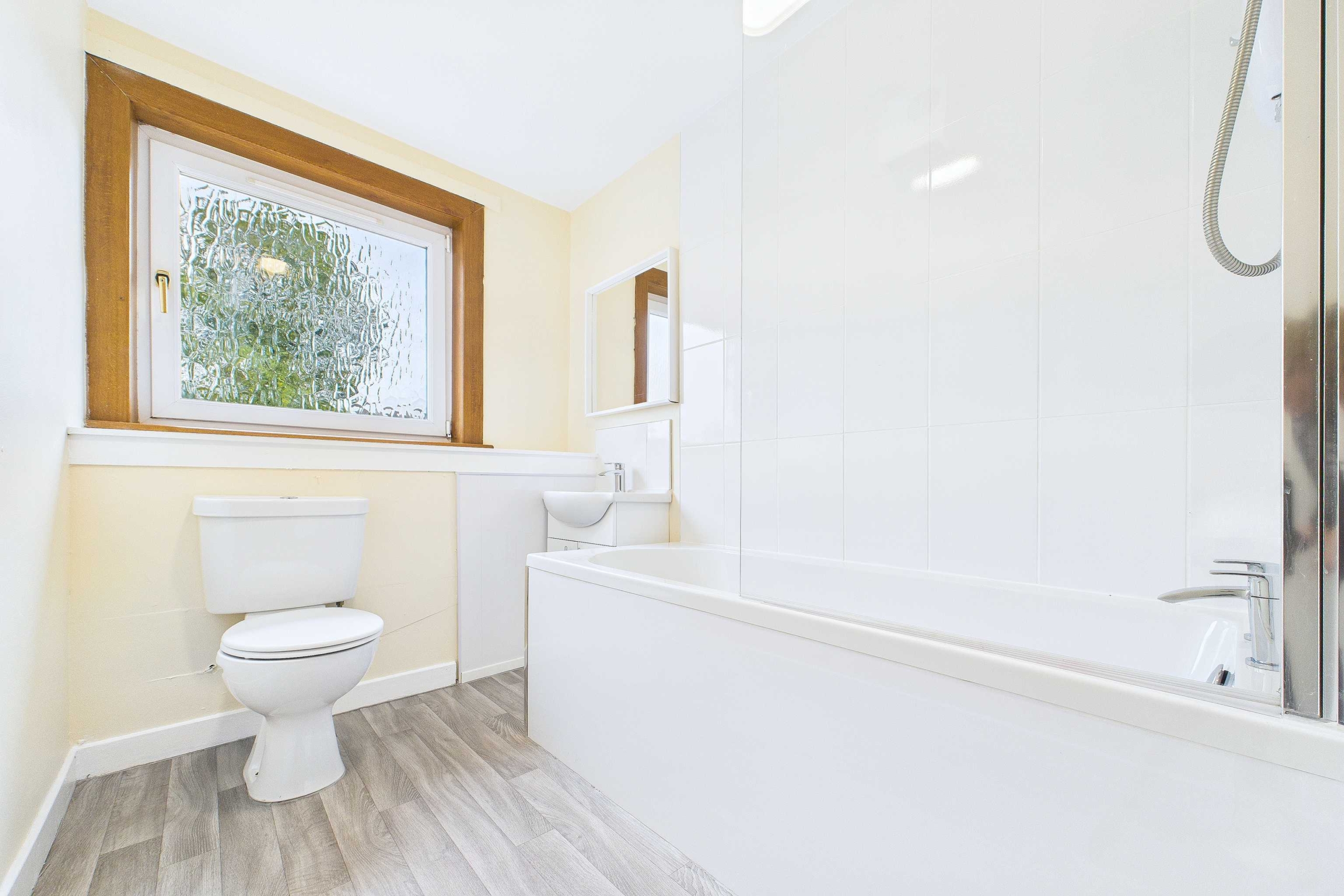 Two Bedroom Top Floor Flat To Let In Barrhead