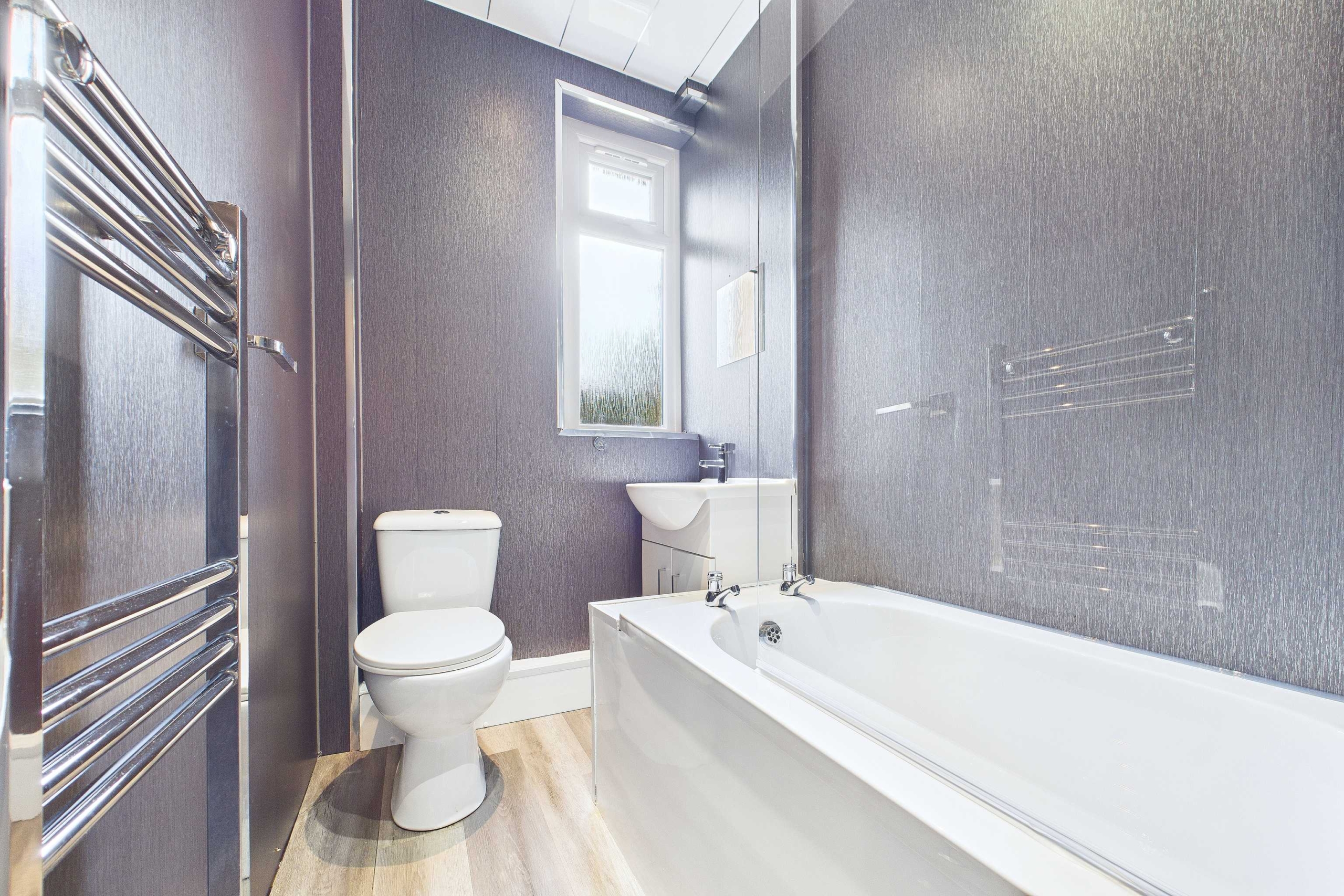 0:1, 184 Gallowhill Road bathroom Two Bedroom Ground Floor Flat To Let In Paisley