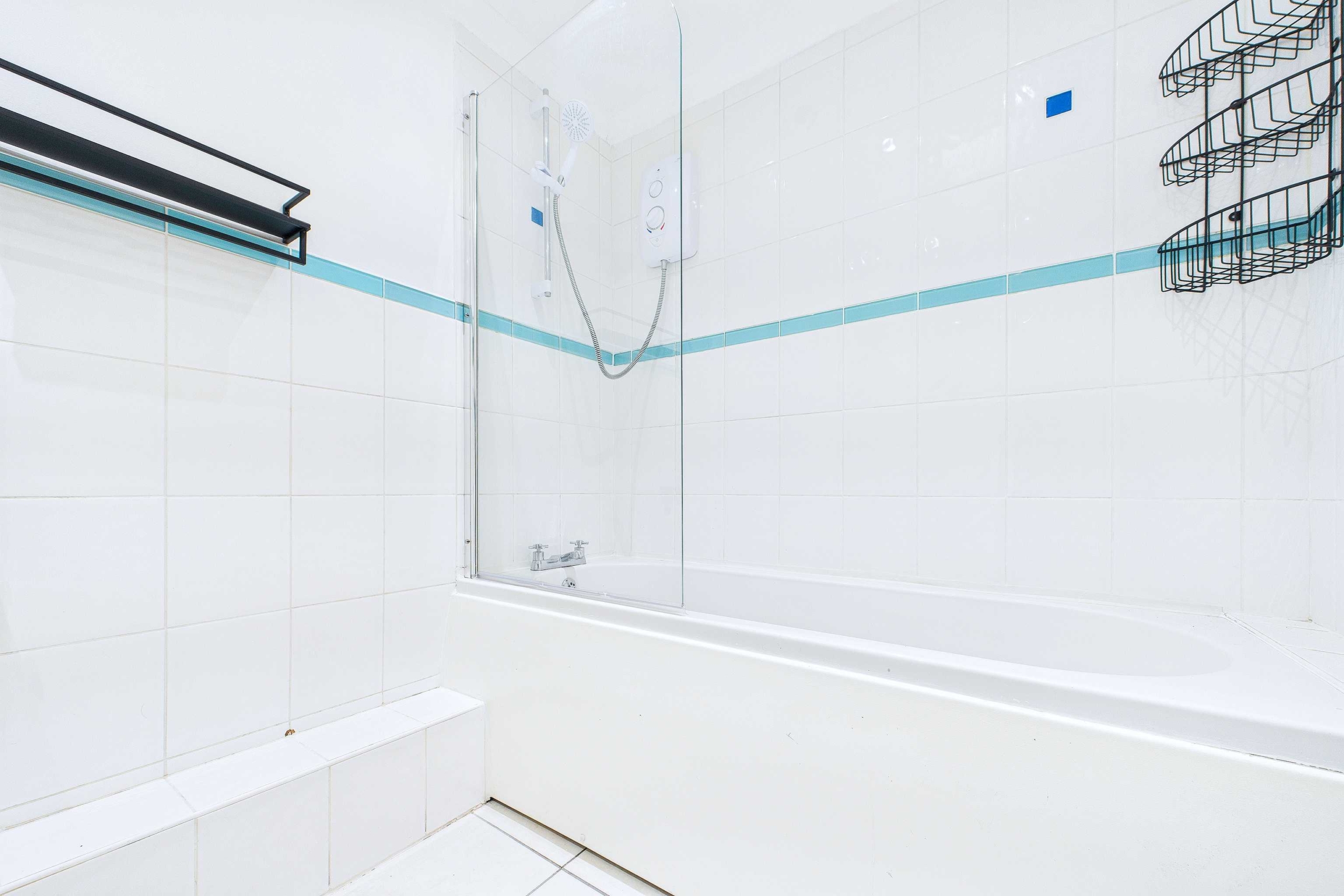 174 corkerhill place bathroom 2 Two Bedroom End Of Terrace House To Let In Bellahouston