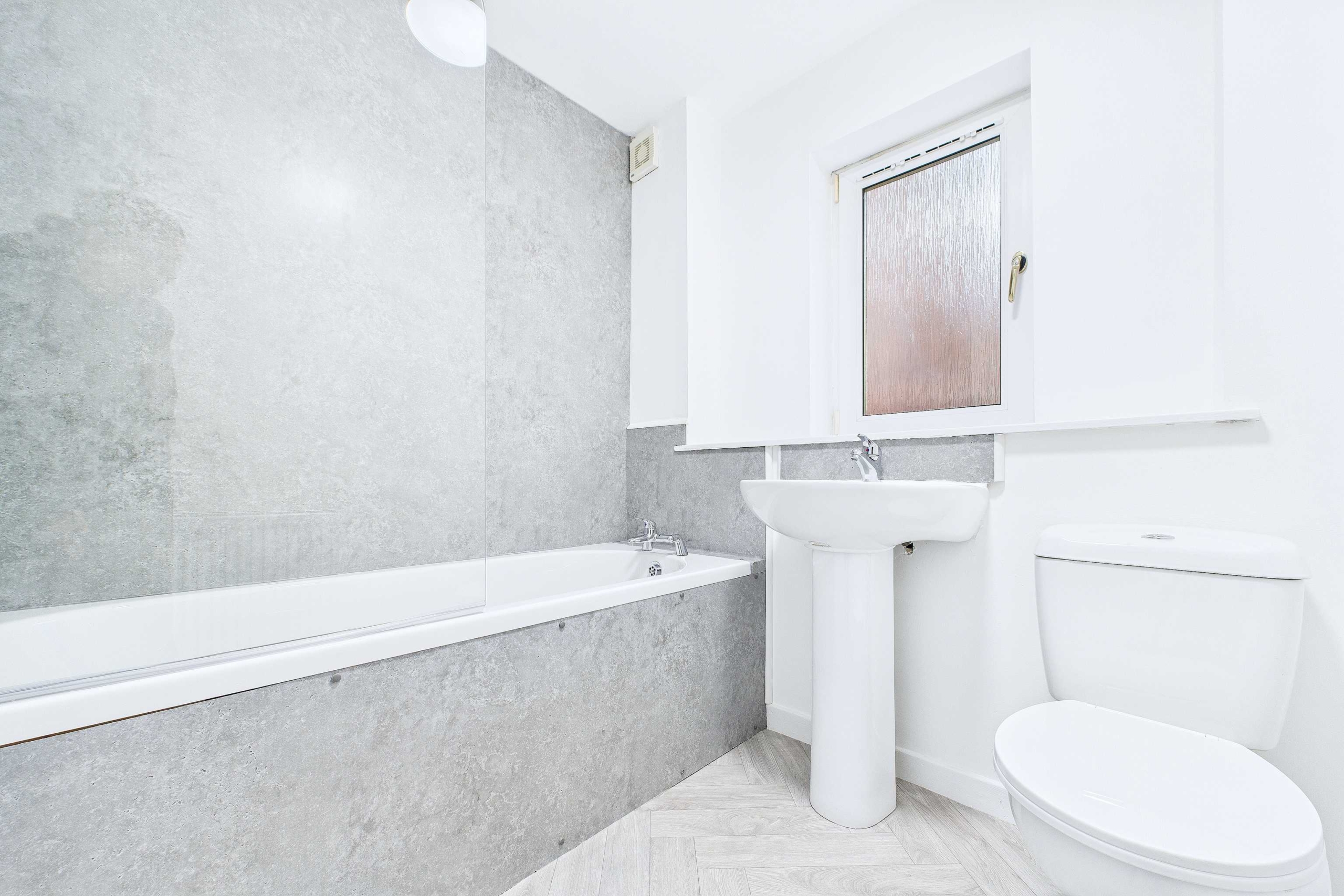 bathroom Ground Floor Two Bedroom Flat To Let In Paisley