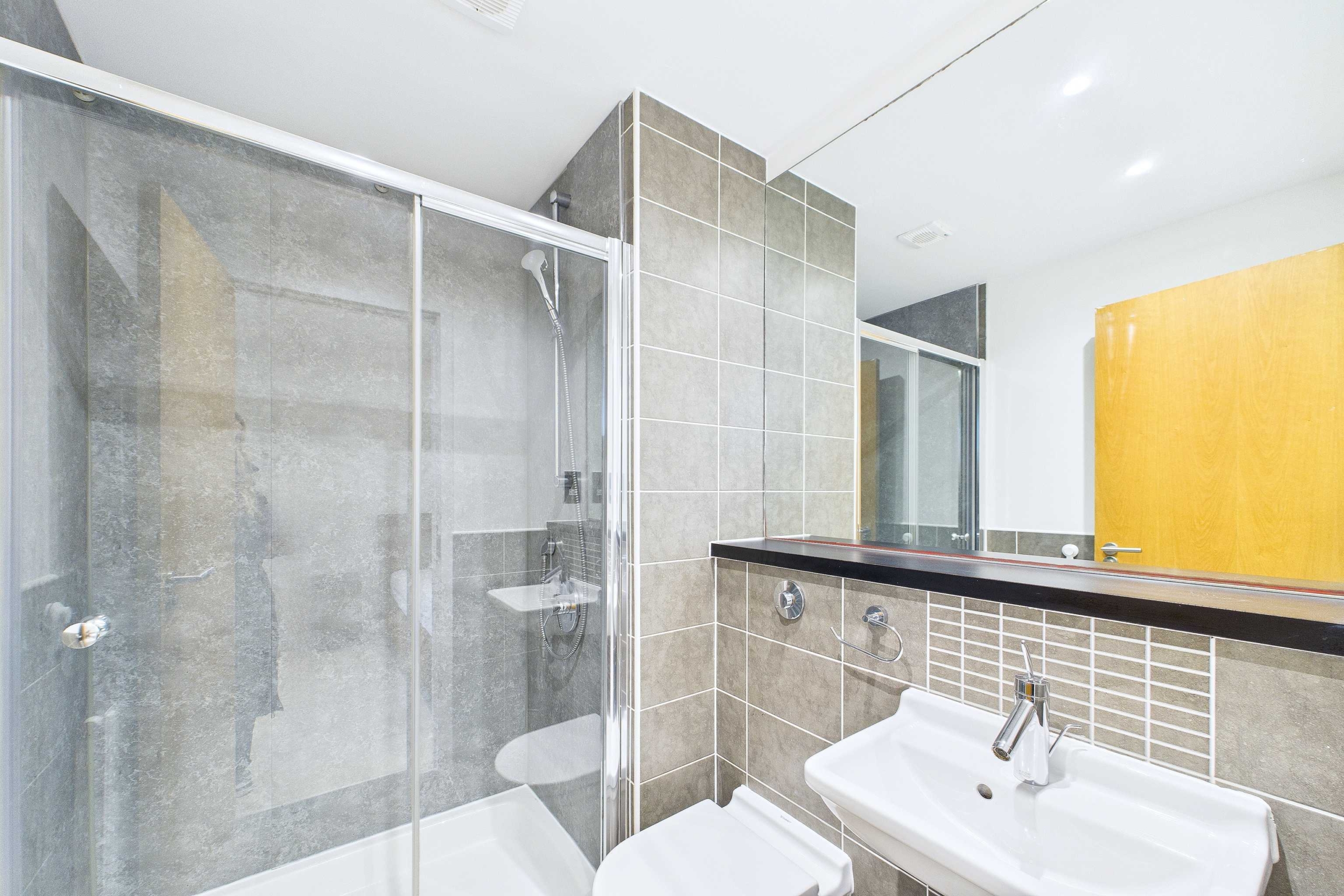 ensuite bathroom Two Bedroom Top Floor Penthouse Flat To Let In Glasgow City Centre