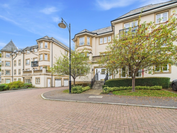 three bedroom flat to rent