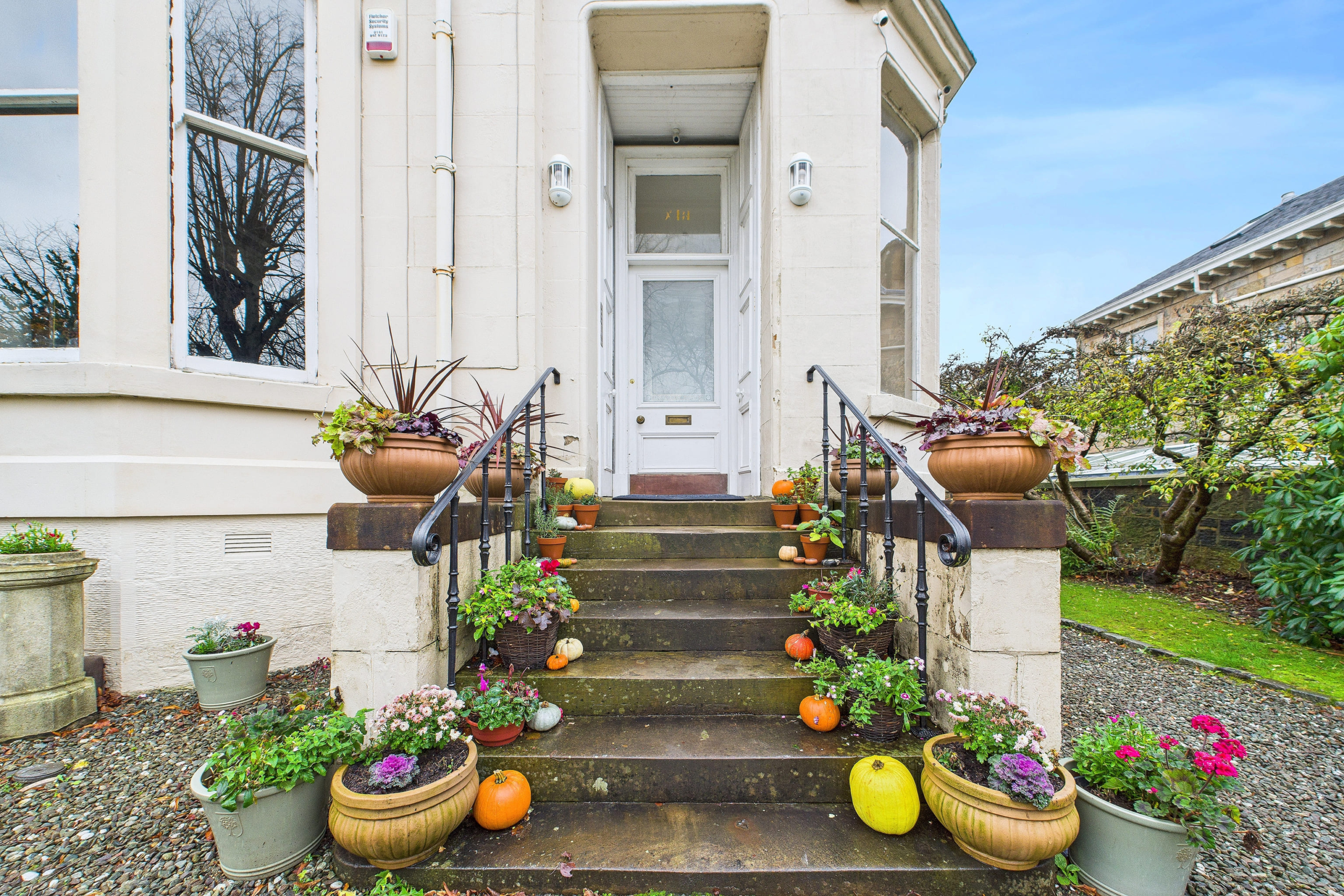 cleveden-drive-exterior two bedroom flat to rent