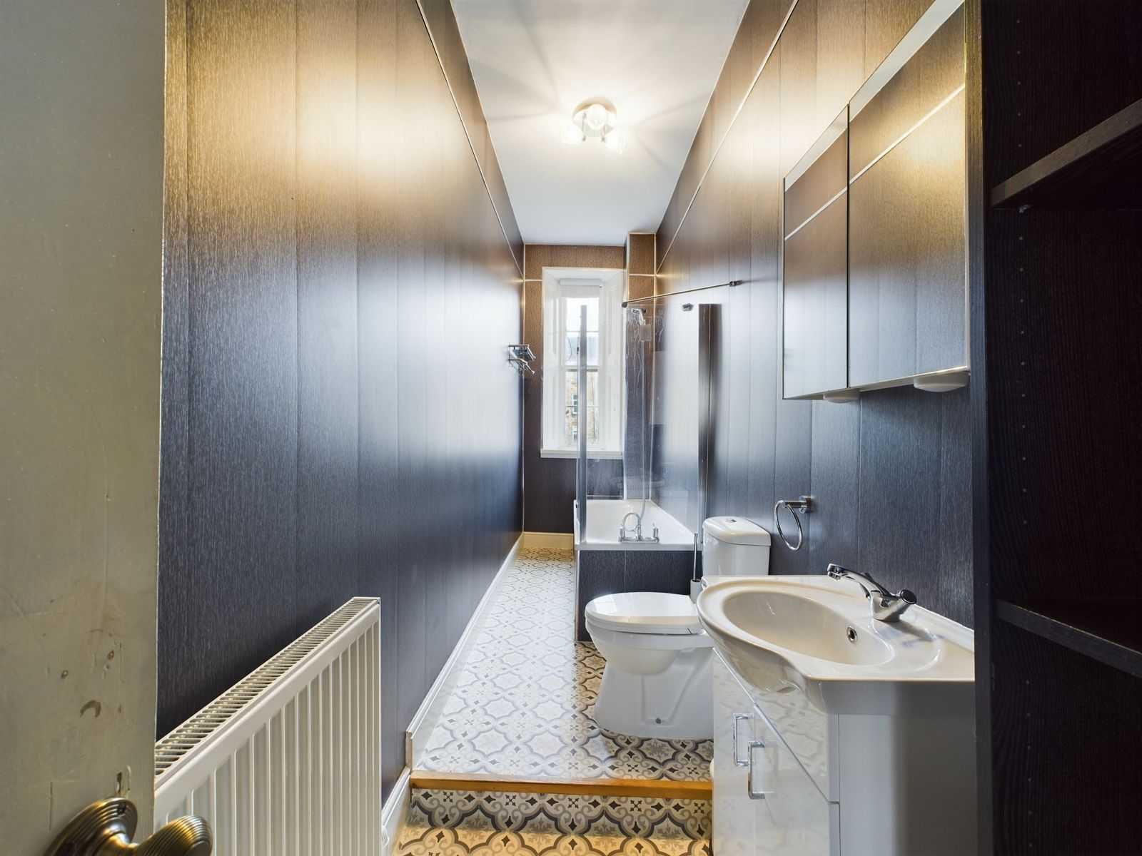 bathroom Two Bedroom First Floor Flat To Let In Shawlands