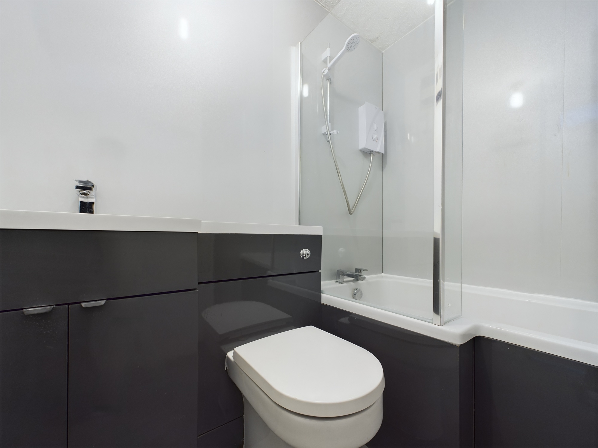 68-Pheonix-Court-bathroom two bedroom flat to let in East Kilbride