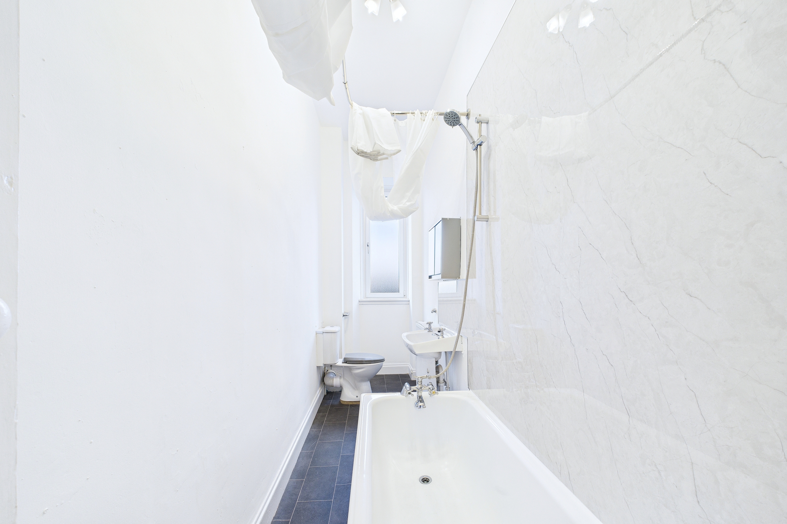 holmlea-street-bathroom traditional one bedroom flat to let