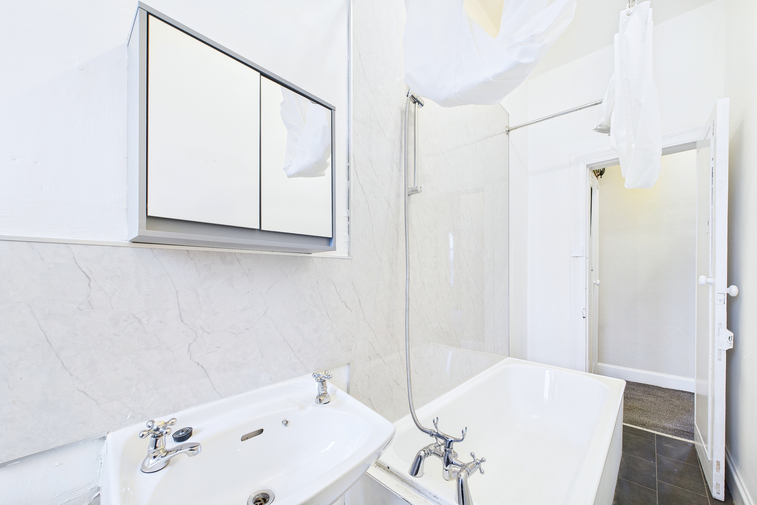 holmlea-street-bathroom traditional one bedroom flat to let