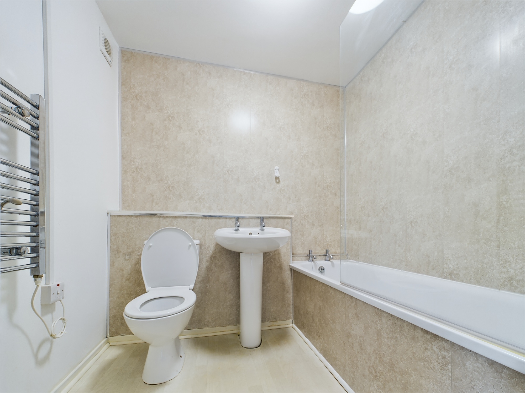 two bed flat available in kinning park