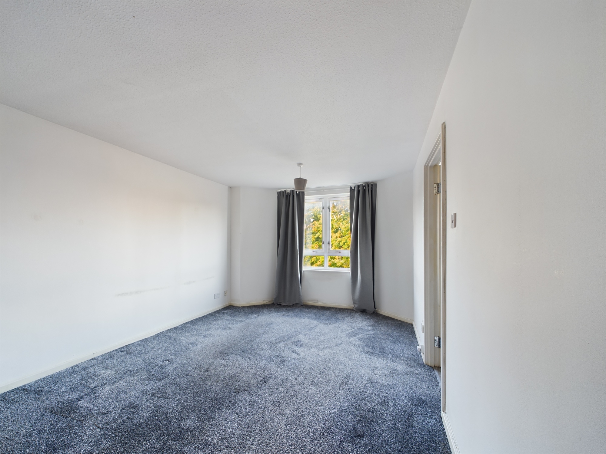 two bed flat available in kinning park