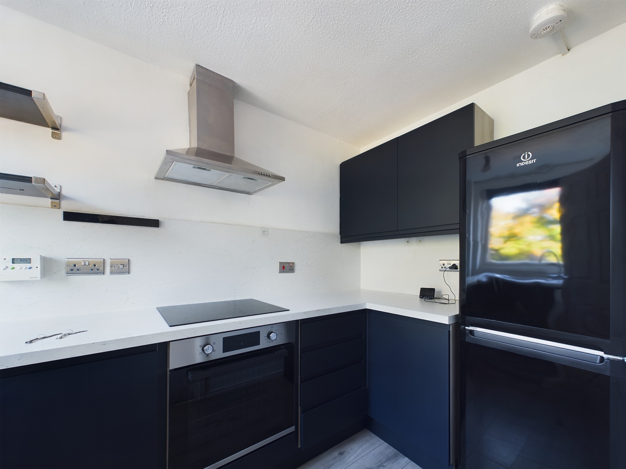 two bed flat available in kinning park