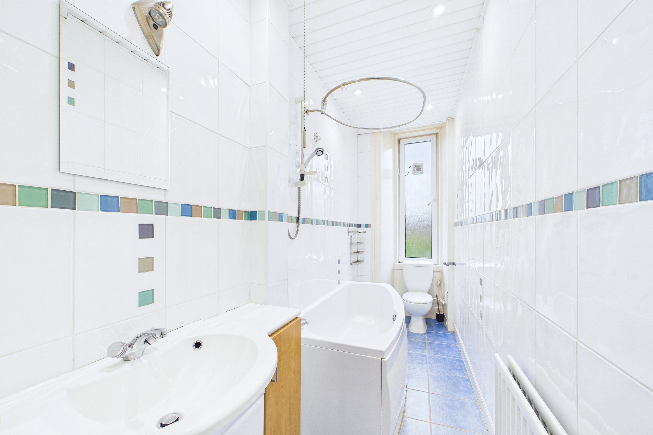 1242-cathcart-road-bathroom traditional one bedroom flat to let