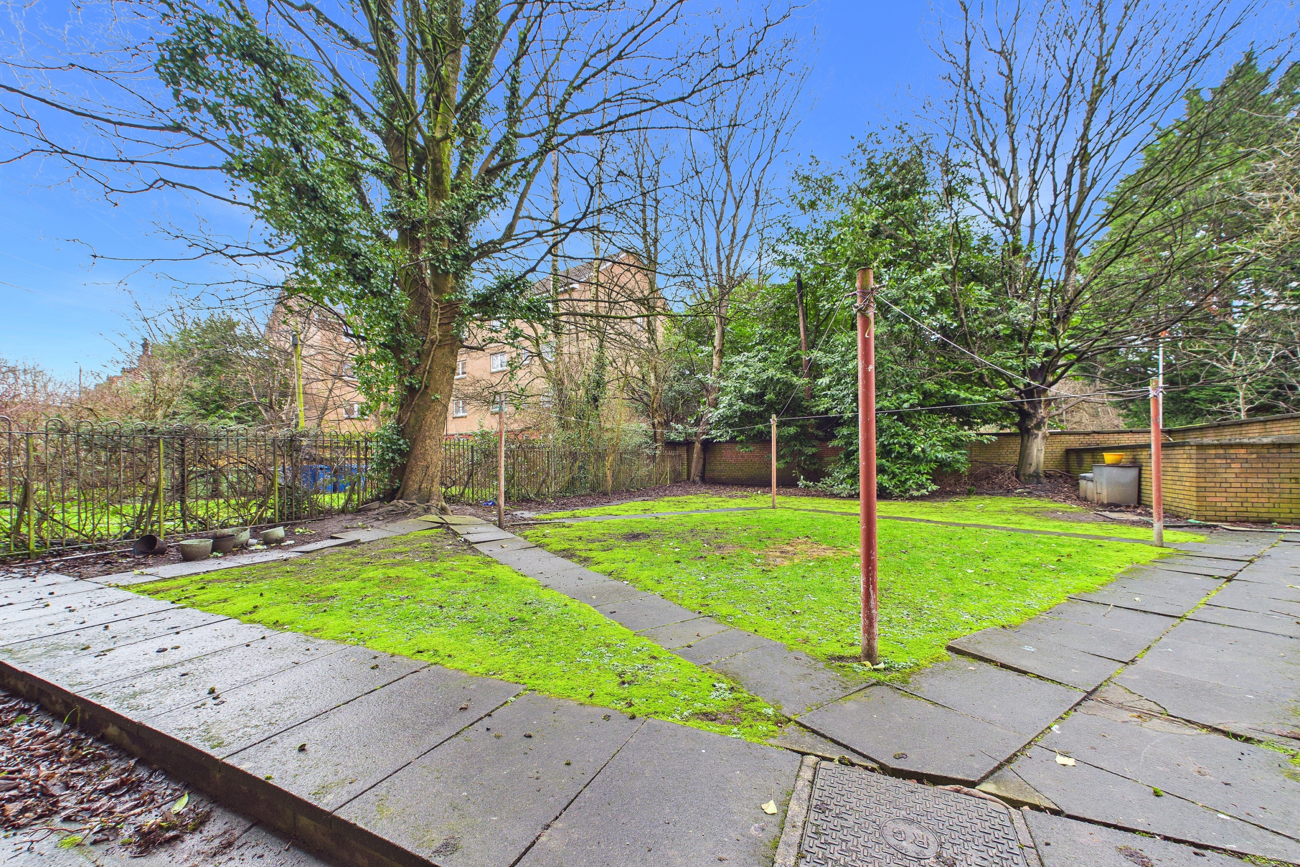 1242-cathcart-road-communal-garden traditional one bedroom flat to let