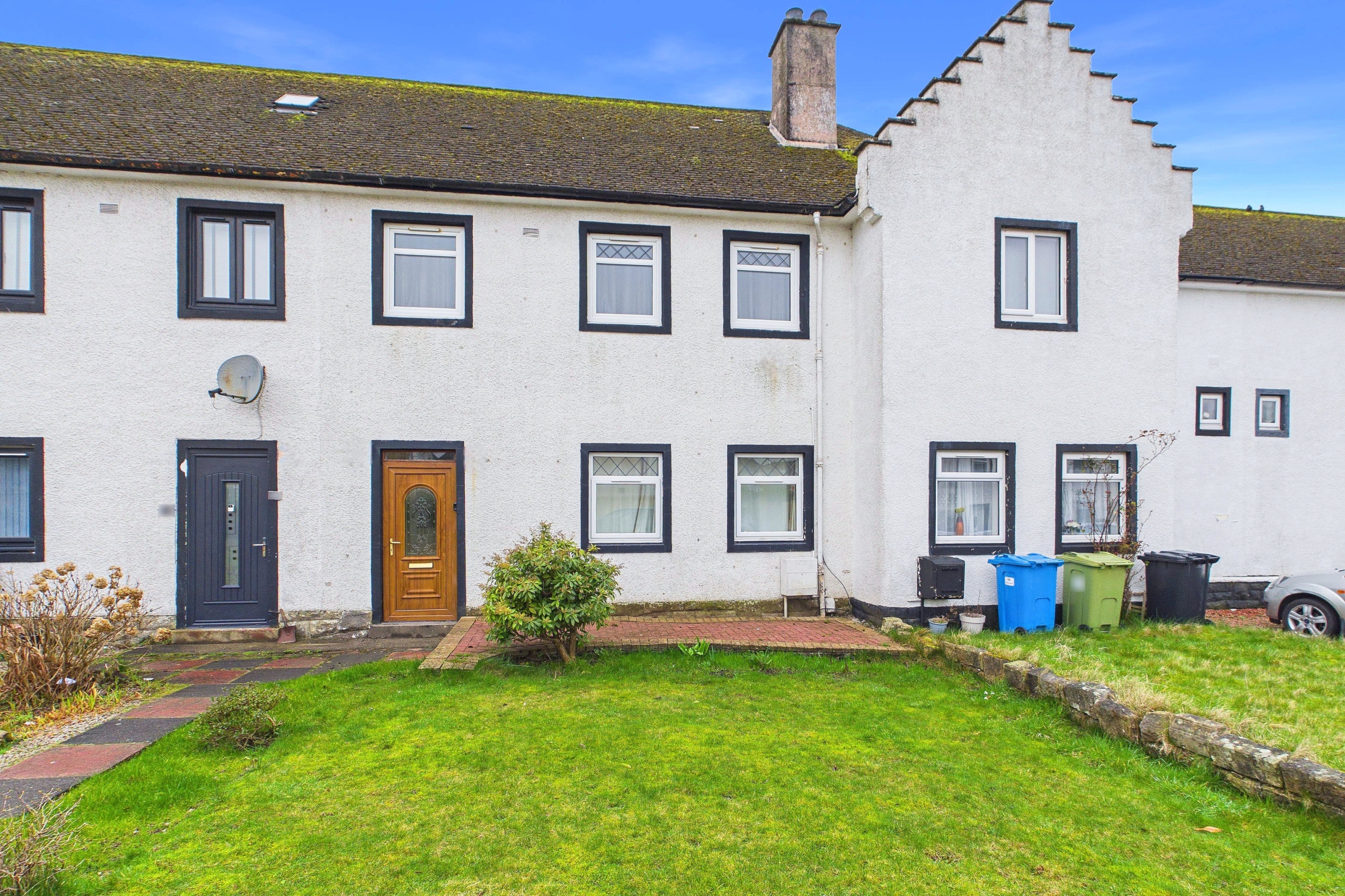 three bedroom mid terraced house in Newton Mearns, Glasgow